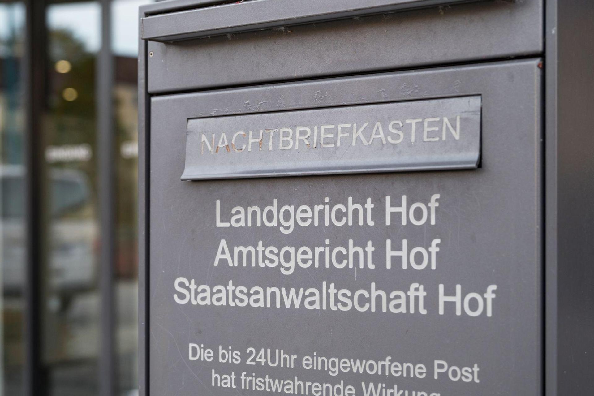 Die Staatsanwaltschaft Hof ermittelt gegen einen Kinderheim-Mitarbeiter, der einen Jungen sexuell missbraucht haben soll. (Symbolbild) (Bild: Daniel Vogl/dpa)