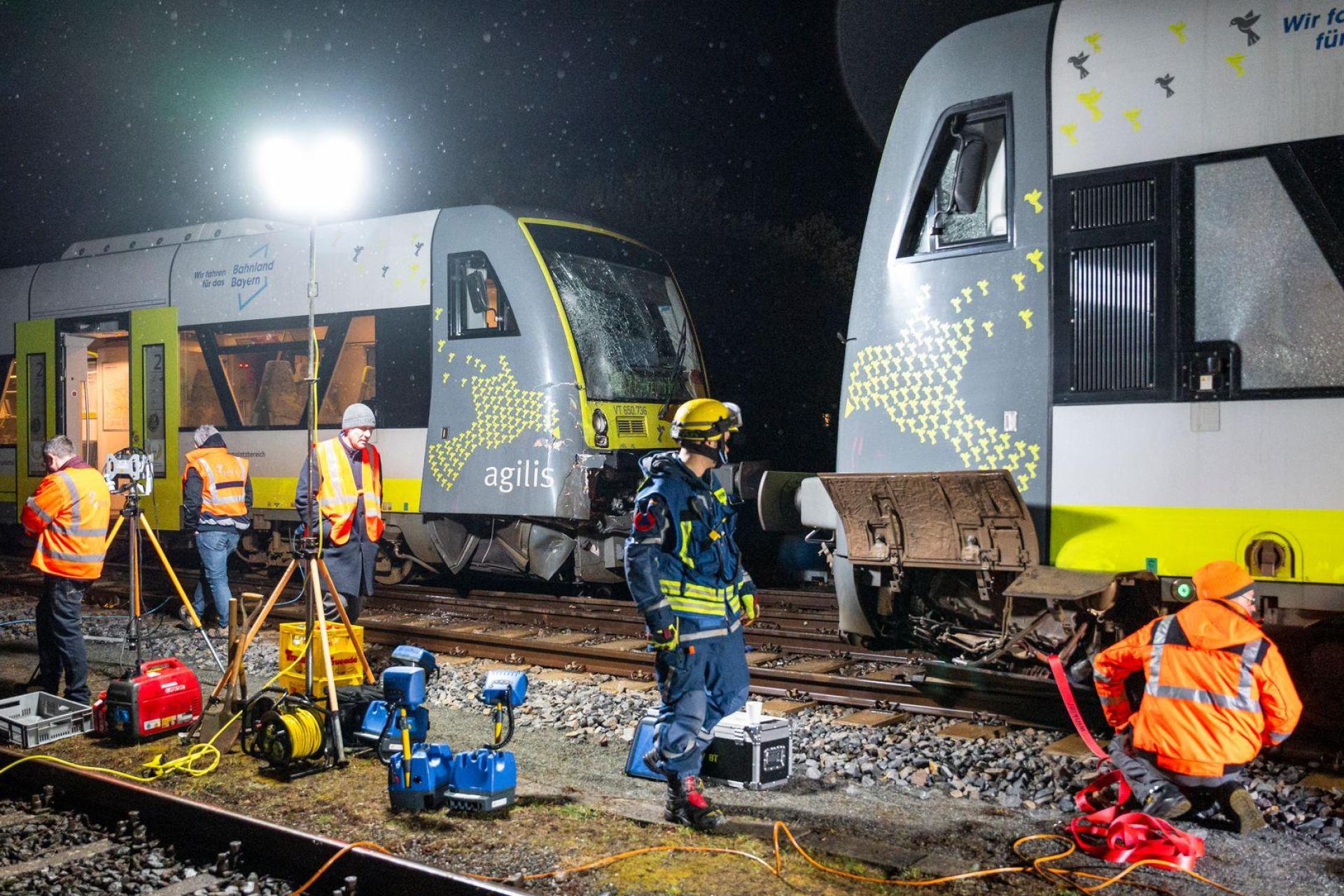 Die Ermittlungen zur Ursache des Zugunfalls begannen noch am Abend. (Bild: Daniel Vogl/dpa)