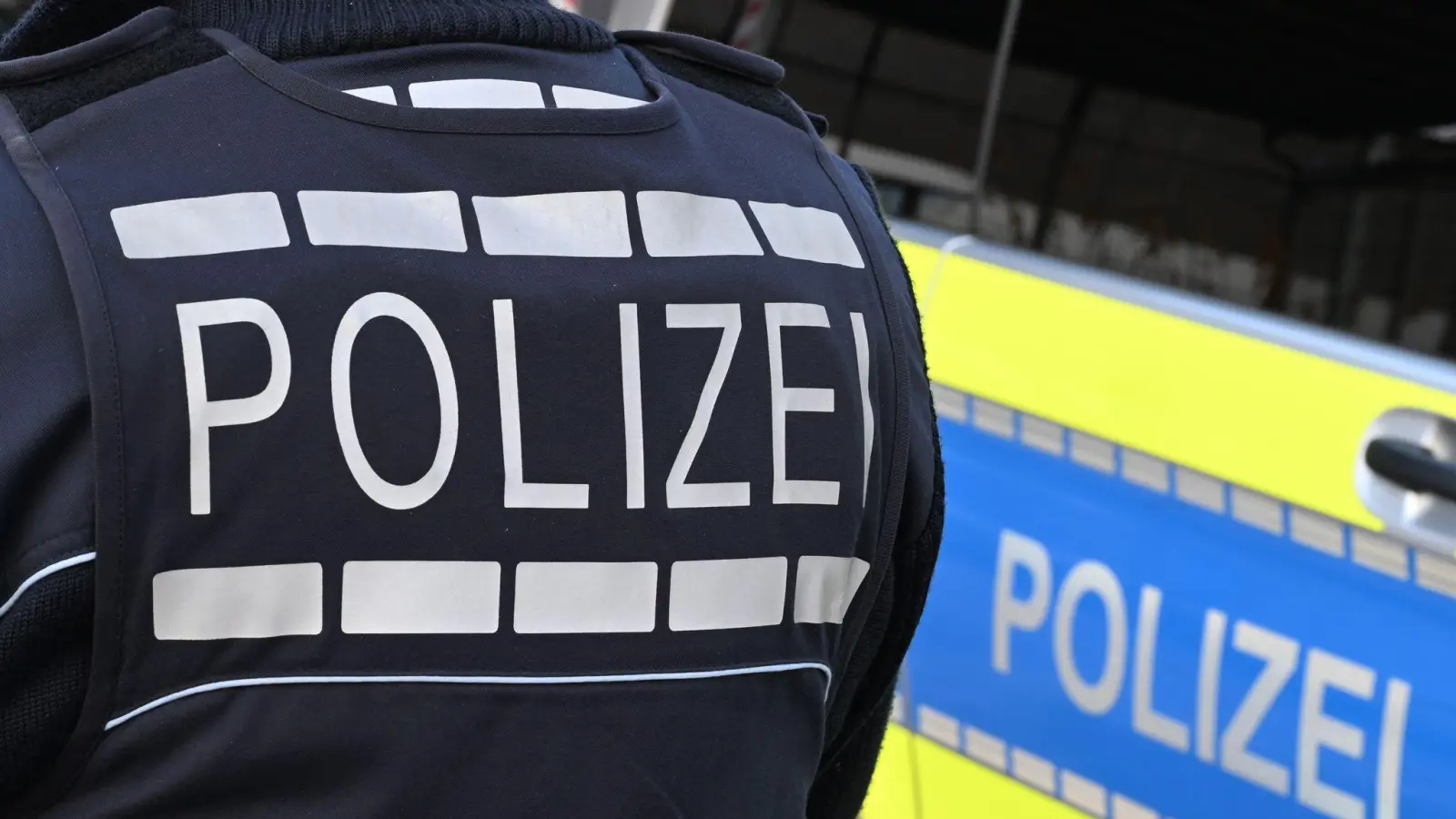 Die Todesursache wird von der Kriminalpolizei untersucht.  (Symbolbild: Bernd Weißbrod/dpa)