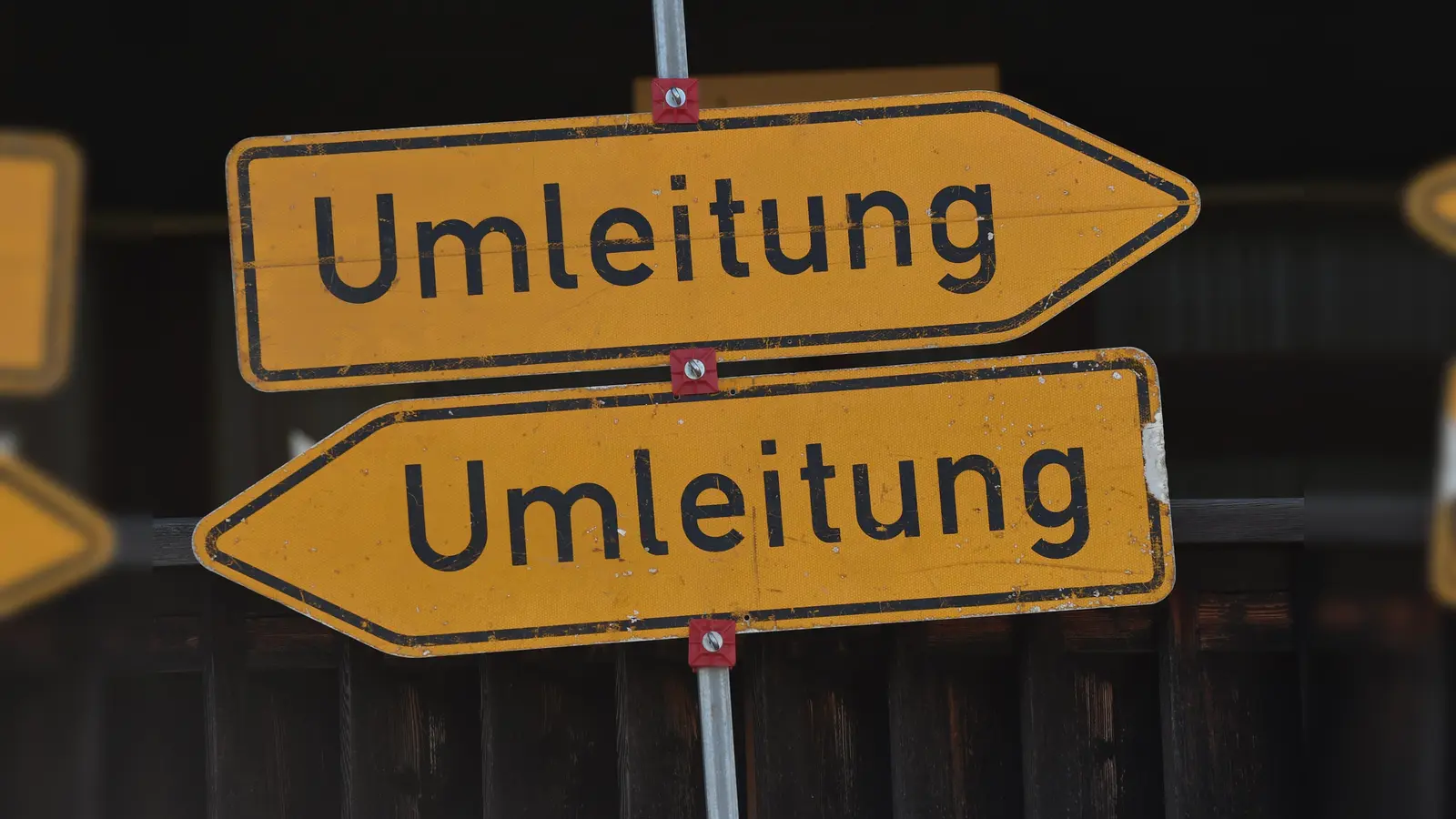 Ab 7. Oktober beginnen Straßenbauarbeiten auf der Staatsstraße 2154 zwischen Flossenbürg und Waldkirch. Verkehrsteilnehmer müssen sich auf Umleitungen einstellen.  (Symbolbild: Angelika Warmuth/dpa)