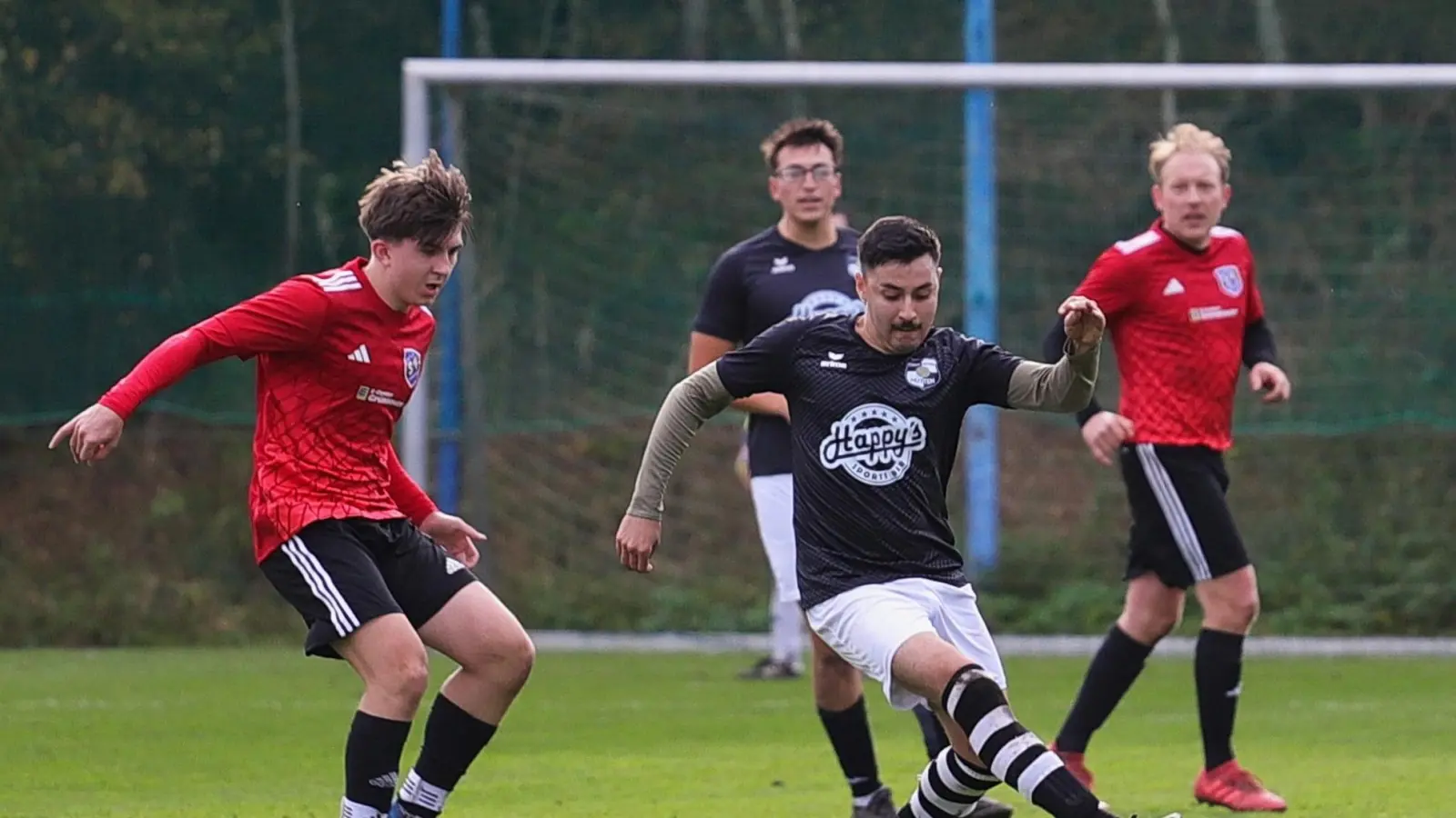 Der SV Etzenricht hat die Generalprobe für das Aufstiegsduell am vergangenen Wochenende beim 1:3 gegen Concordia Hütten in den Sand gesetzt, im Hinspiel (Szene) blieben die Punkte zu Hause.  (Bild: war)