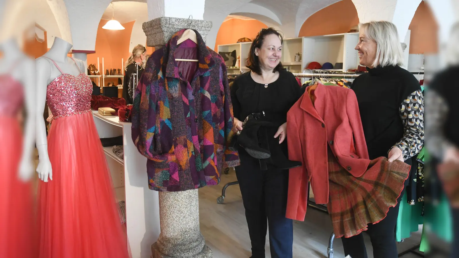 Annette Kamm und Ulrike Küblbeck vom Weidener Serviceclub Inner Wheel präsentieren in den Wochen vor Weihnachten gut erhaltende Marken- und Designerkleidung in einem Pop-up-Store am Unteren Markt. Die Sachen werden für den guten Zweck verkauft. (Bild: Gabi Schönberger)
