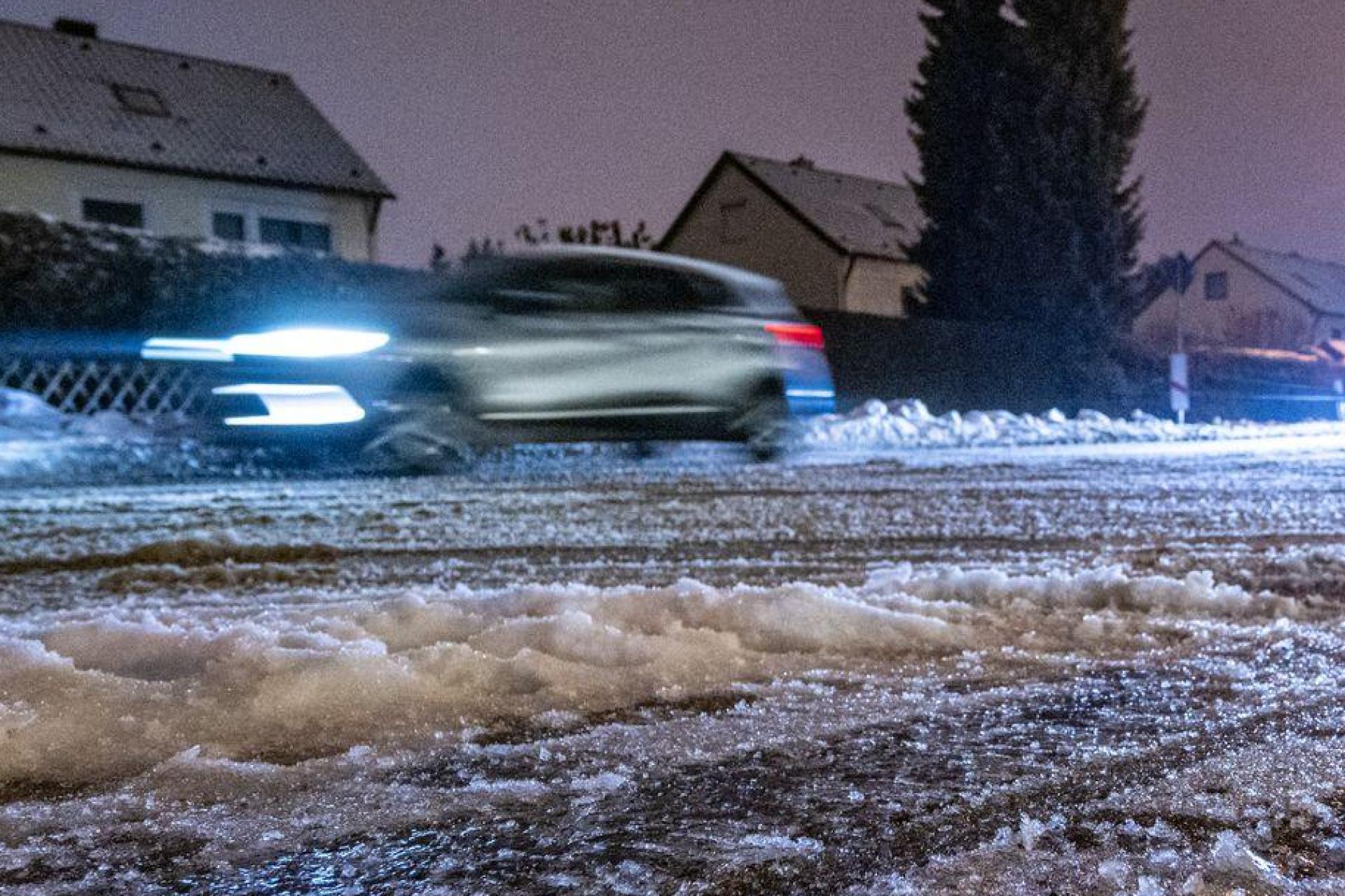 Vielerorts waren die Straßen in Bayern von einer Eisschicht überzogen. (Bild: Armin Weigel/dpa)