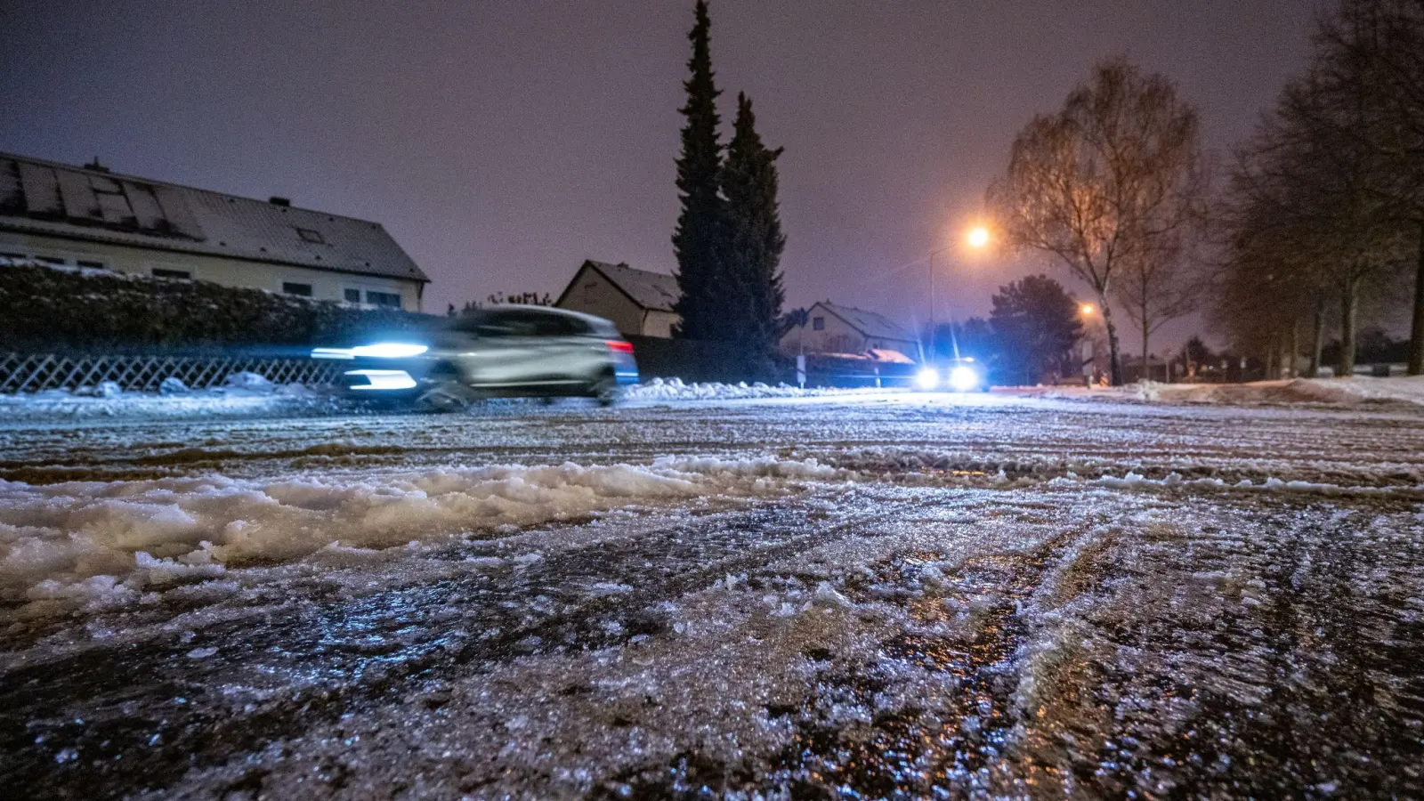 Vielerorts waren die Straßen in Bayern von einer Eisschicht überzogen. (Bild: Armin Weigel/dpa)