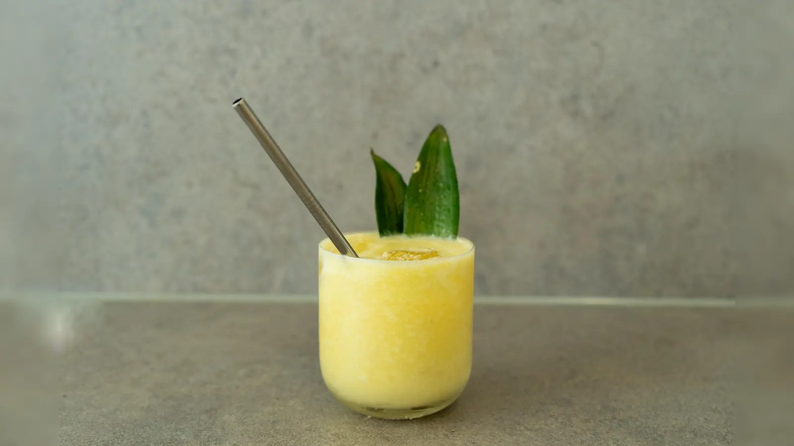 Beim Pina Colada kommt die Ananas in den Mixer! (Bild: knz)