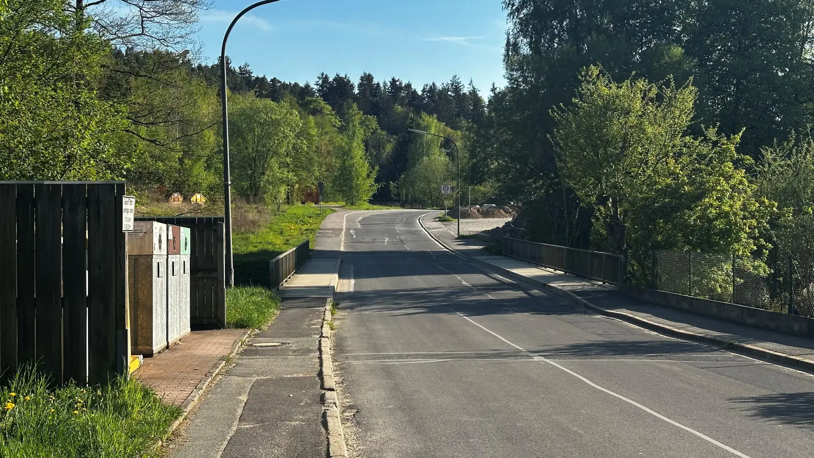 Die Fabrikstraße wird wegen der Sanierung der Brücke ab 12. Mai voll gesperrt. (Bild: Ramona Herrmann)