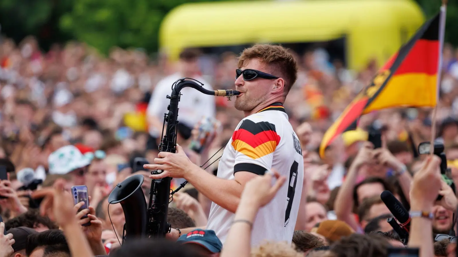Andre Schnura spielte auch beim Fanfest in Dortmund Saxofon. (Bild: Friso Gentsch/dpa)