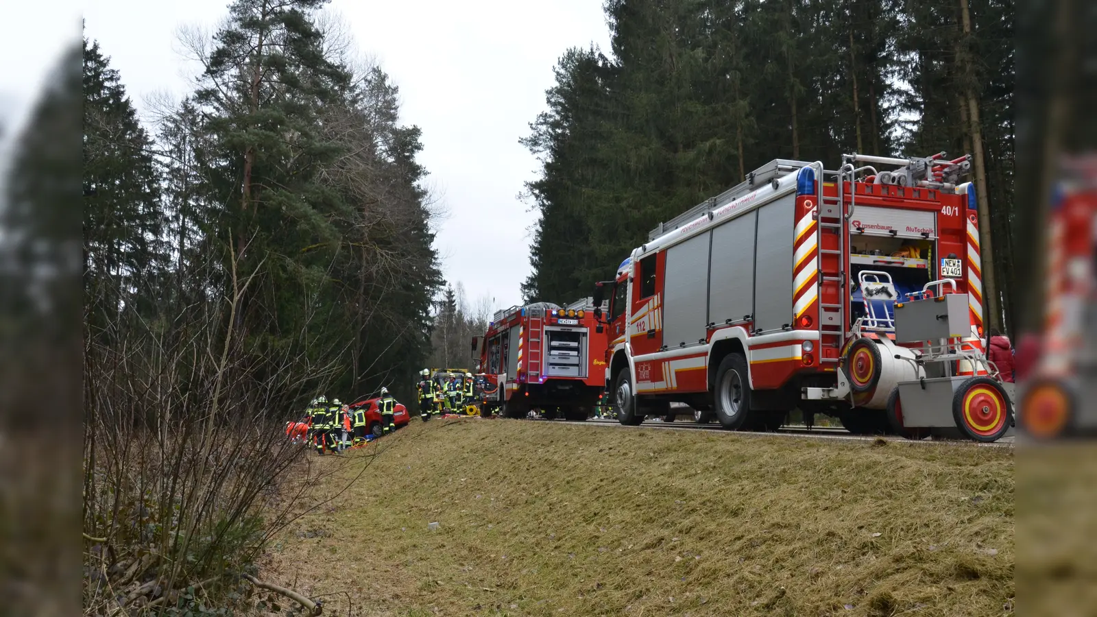 Bei einem Unfall zwischen Vohenstrauß und Burgtreswitz haben sich sechs Personen verletzt, eine davon schwer. (Bild: dob)