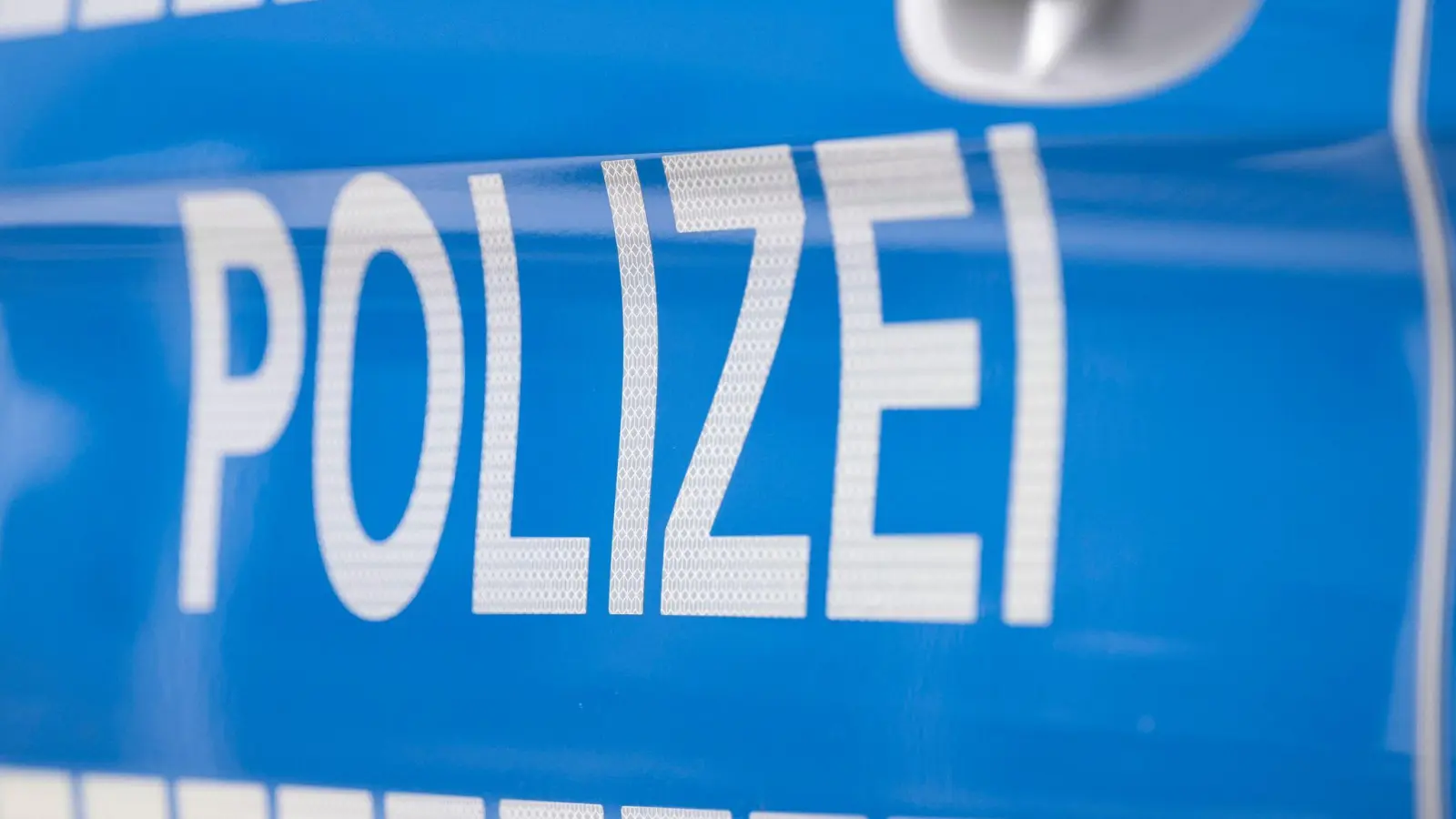 Gegen zwei Menschen werde jetzt ermittelt. (Symbolbild: Boris Roessler/dpa)