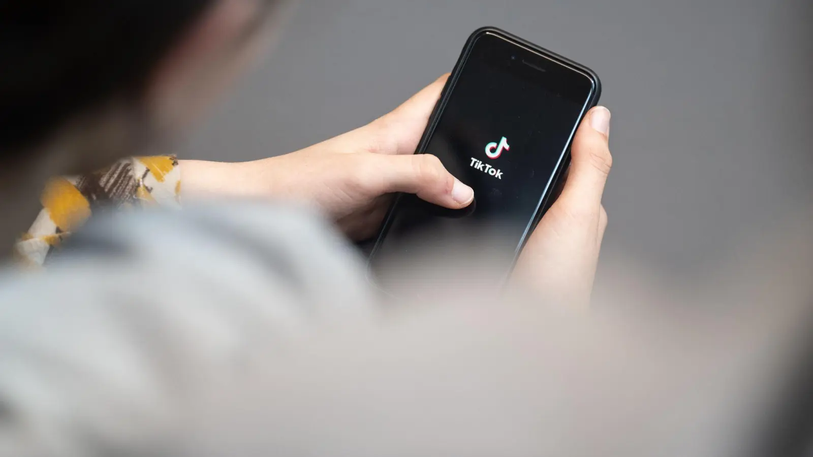 Auf Tiktok tauschen sich Nutzerinnen und Nutzer über neue Filme aus. (Symbolbild)  (Symbolbild: Hannes P Albert/dpa)