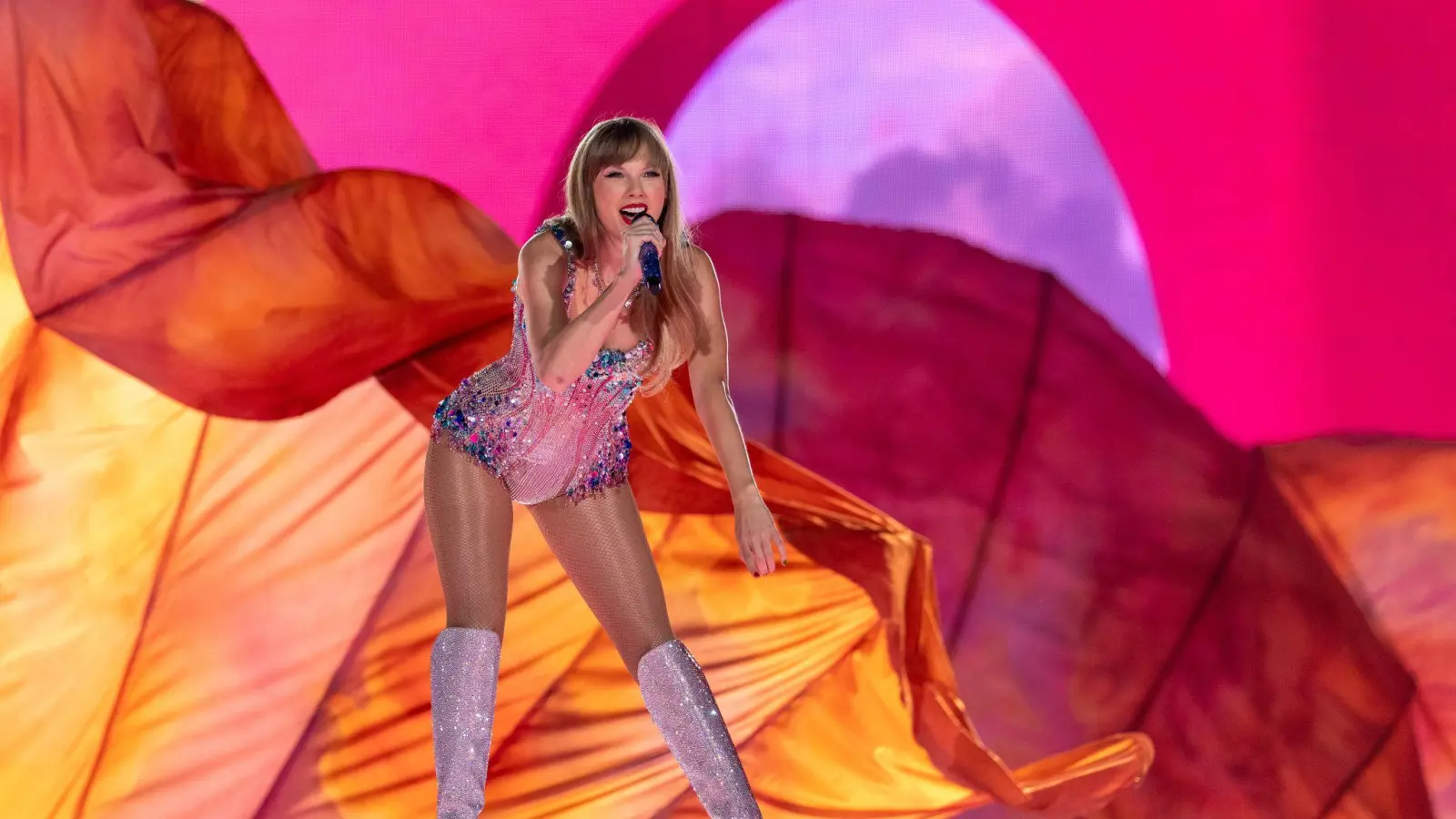 Zum ersten Mal seit neun Jahren spielt US-Sängerin Taylor Swift wieder Konzerte in Deutschland. Mit ihrer „Eras Tour“ kommt sie nach Gelsenkirchen, Hamburg und München. (Bild: Daniel Deslover/ZUMA Press Wire/dpa)