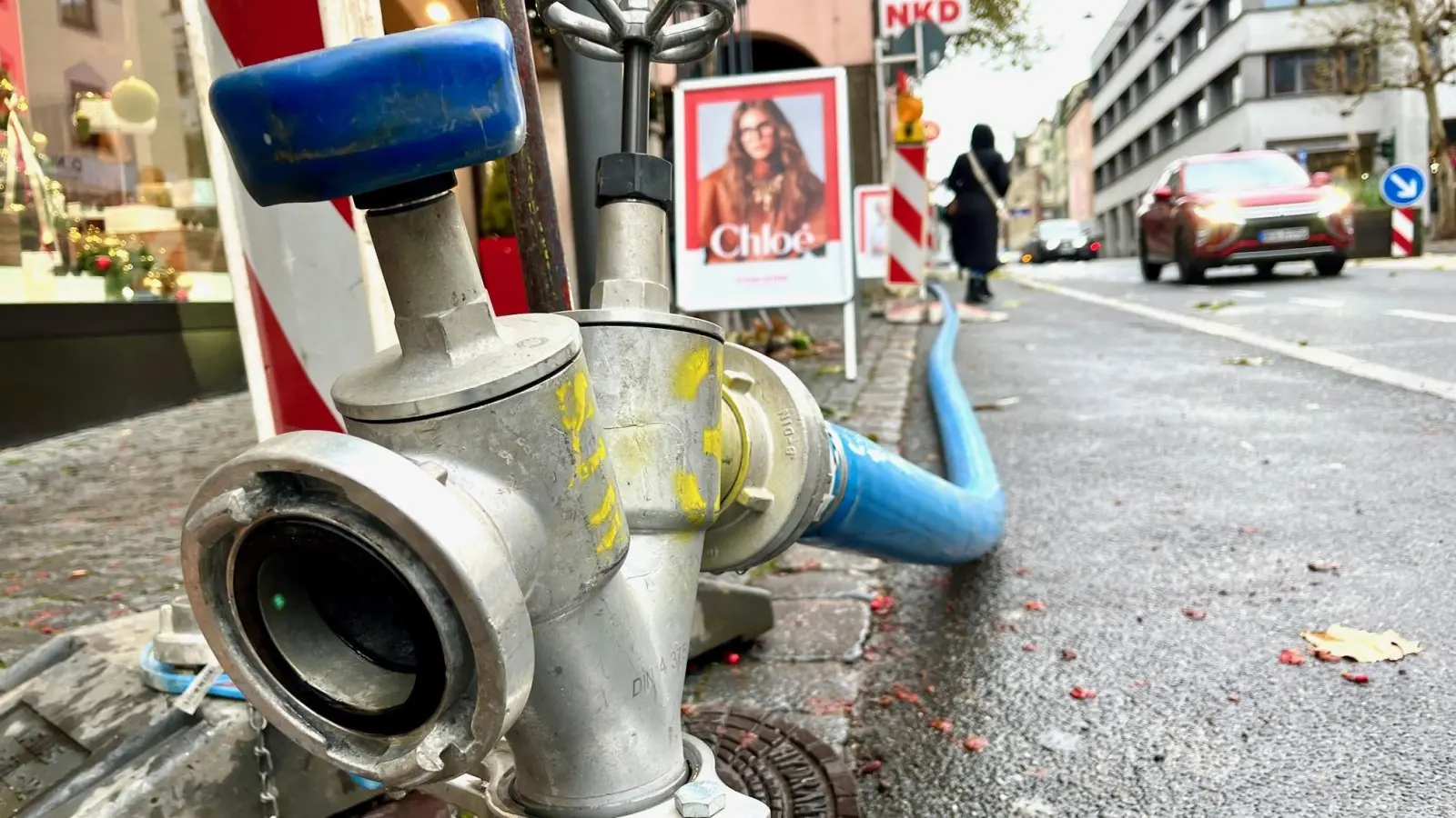 Nach einem Wasserrohrbruch in der Wörthstraße laufen die Reparaturarbeiten. (Bild: Gabi Schönberger)