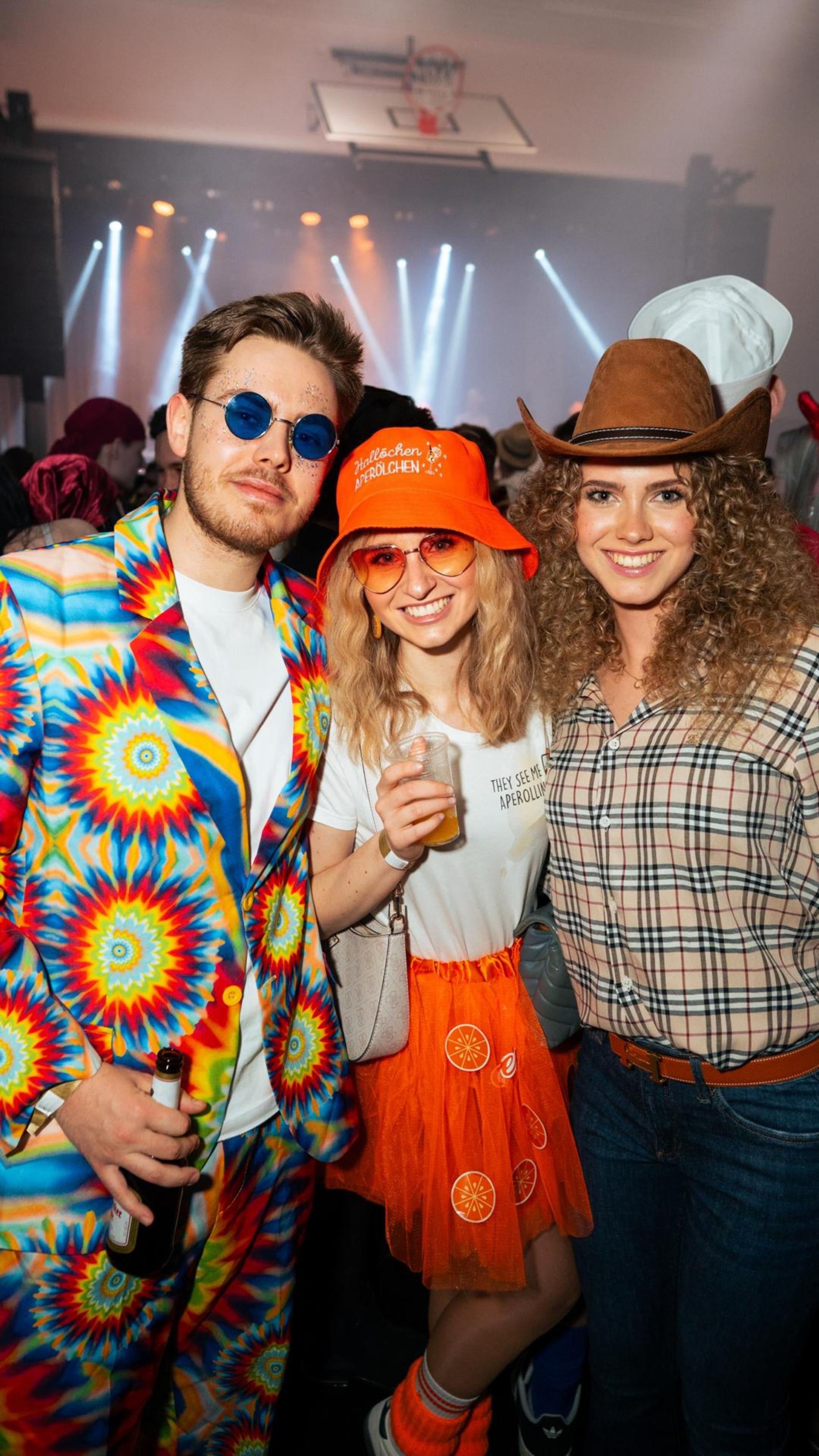 Am Sportlerball in Schirmitz gings mit Vollgas weiter im Faschingstreiben.  (Bild: Hannes Stock)