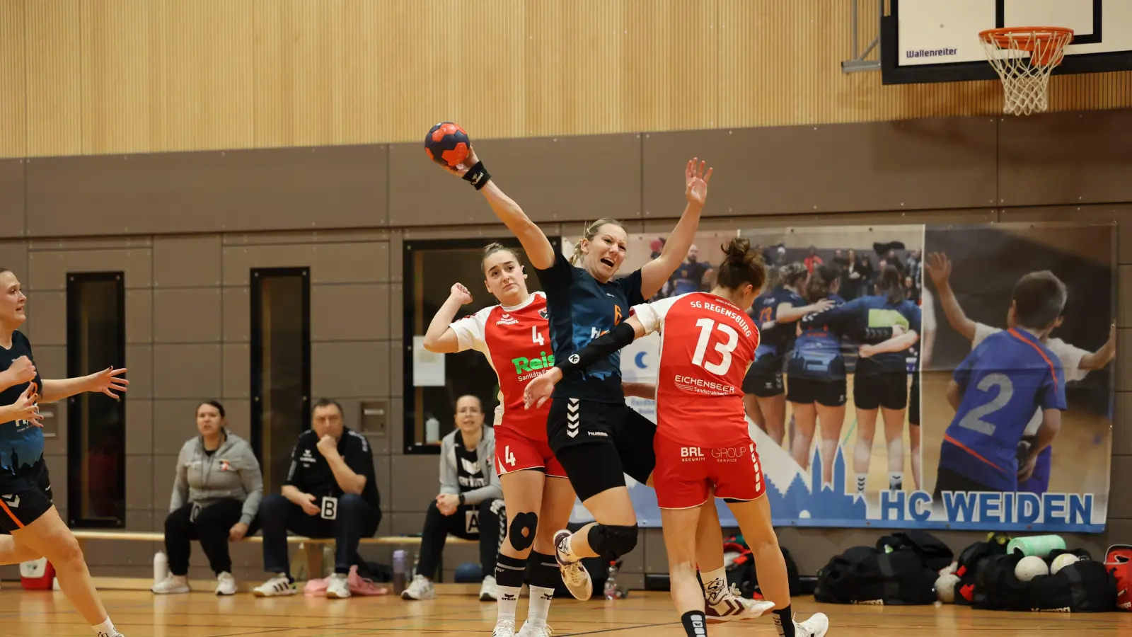 Für Franziska Ryder (dunkles Trikot) und ihre Teamkolleginnen gab es gegen die SG Regensburg zunehmend kein Durchkommen mehr. (Bild: Dieter Jäschke)