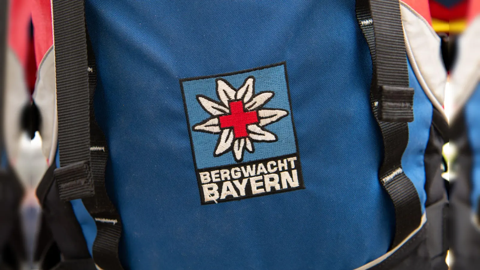 Bei einem Steinschlag wurde einer Urlauberin in den Berchtesgadener Alpen eine Fingerspitze abgetrennt (Symbolbild).  (Bild: Sven Hoppe/dpa)
