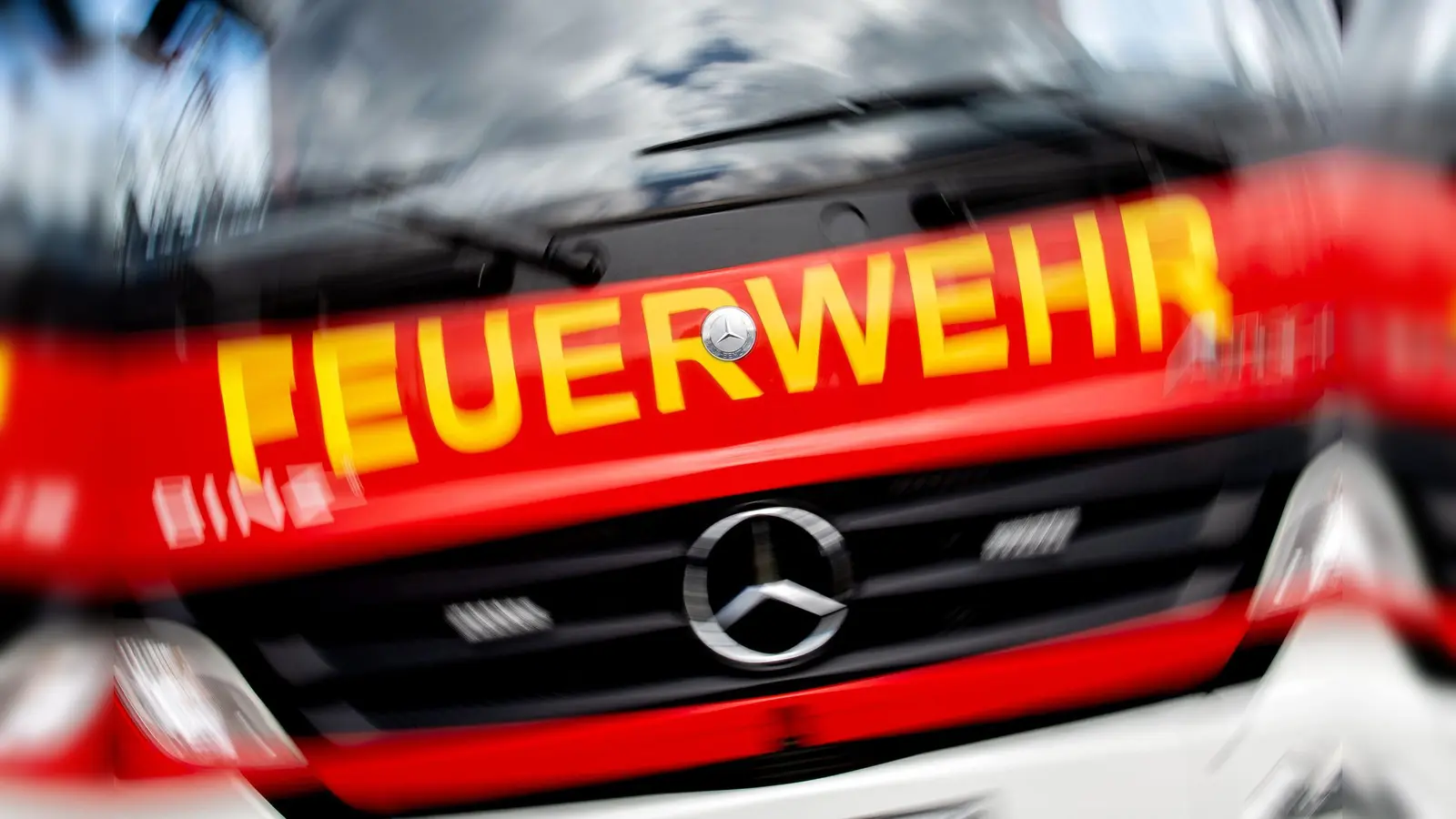 Die Feuerwehren Neunkirchen und Weiden eilten am Freitagmorgen zu einem Brand nach Wiesendorf. (Symbolbild: Hauke-Christian Dittrich/dpa)