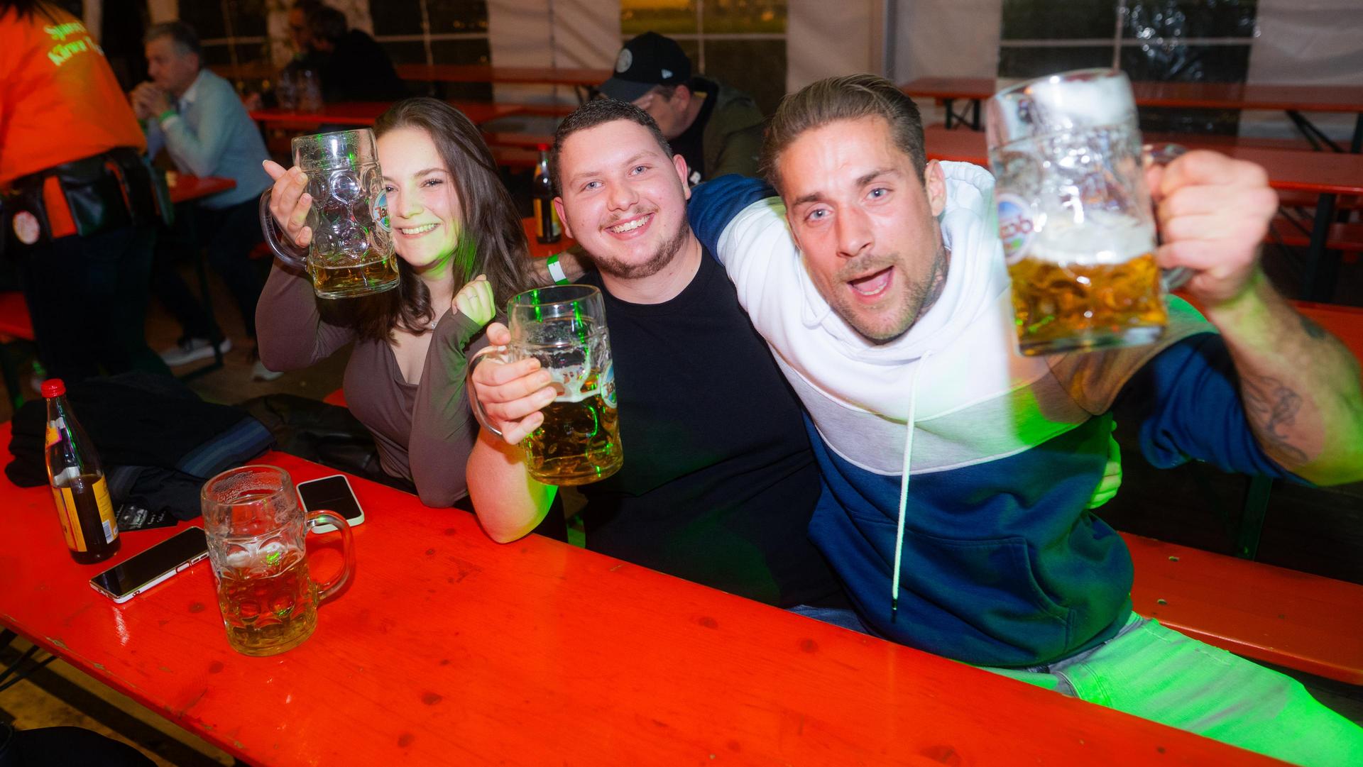 Am Samstag feierte die DJK Weiden Kirchweih am Flutkanal. Für Stimmung sorgte die Band „Dei vo Gestern”. (Bild: Hannes Stock)