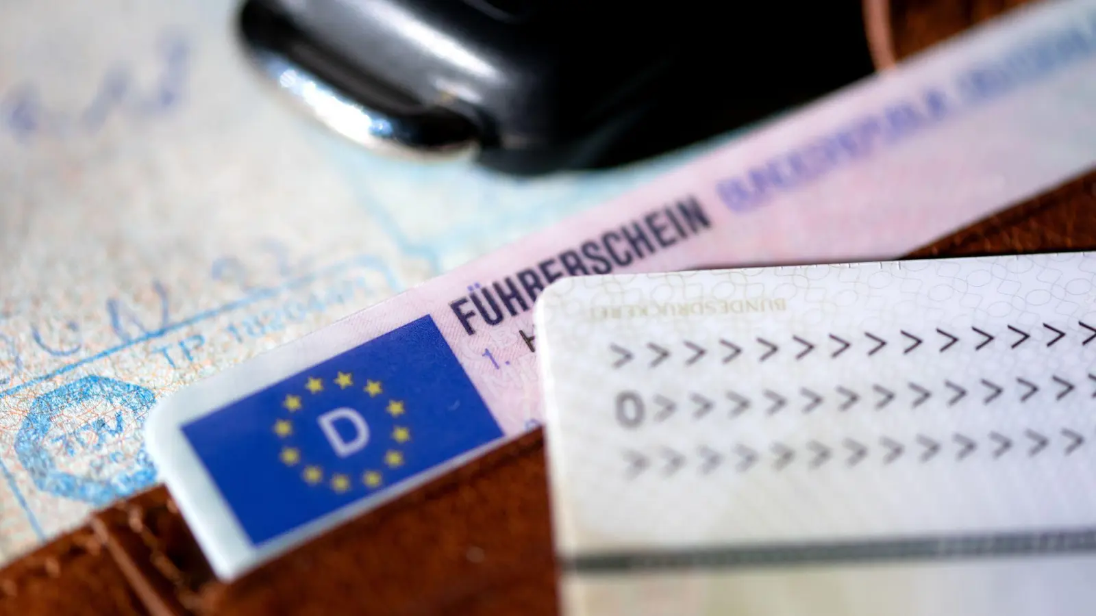 Bund und Länder sind sich einig, dass der Führerschein günstiger werden soll - wann, ist aber noch offen. (Bild: Sven Hoppe/dpa)