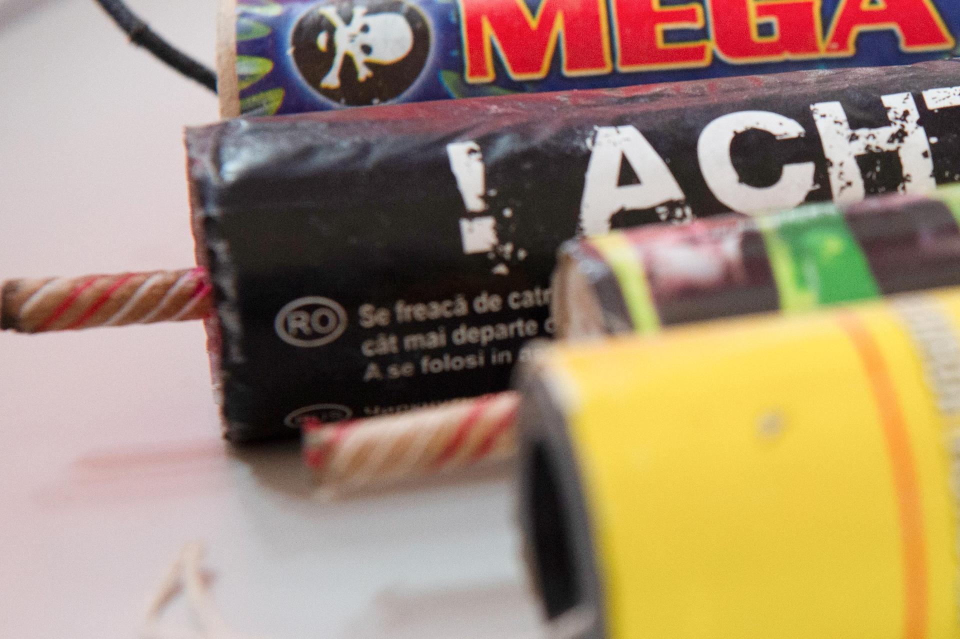 Polizisten entdeckten im Kofferraum eines Autos mehrere Kartons verbotene Pyrotechnik.  (Symbolbild: Paul Zinken/dpa)