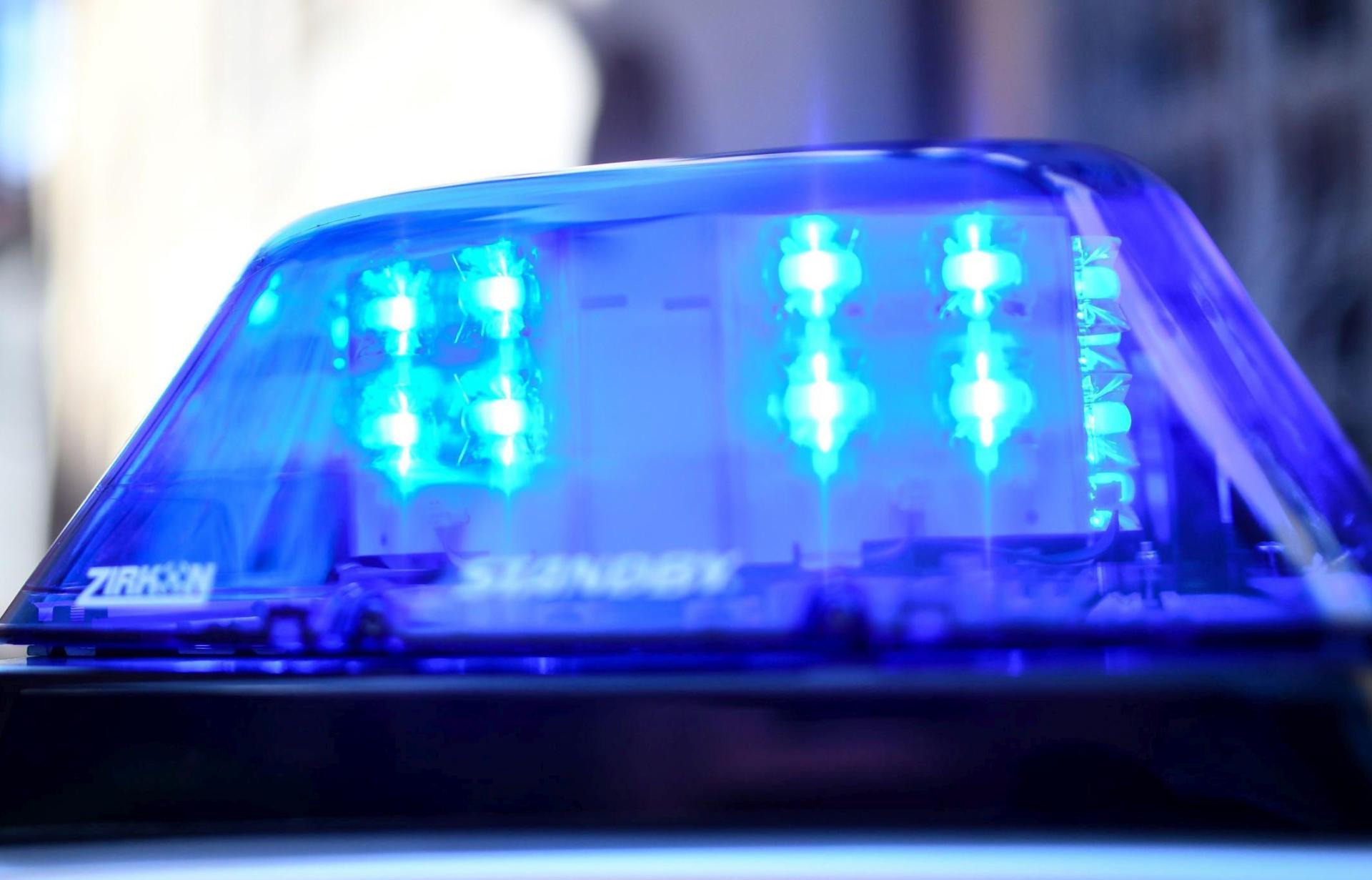 Glück im Unglück: Während der Fahrt auf der A 93 löst sich eine Dachbox aus der Befestigung und kracht in die Windschutzscheibe eines Autos mit einem 61-Jährigen am Steuer. Er wird dabei nur leicht verletzt. (Symbolbild: Patrick Seeger/dpa)