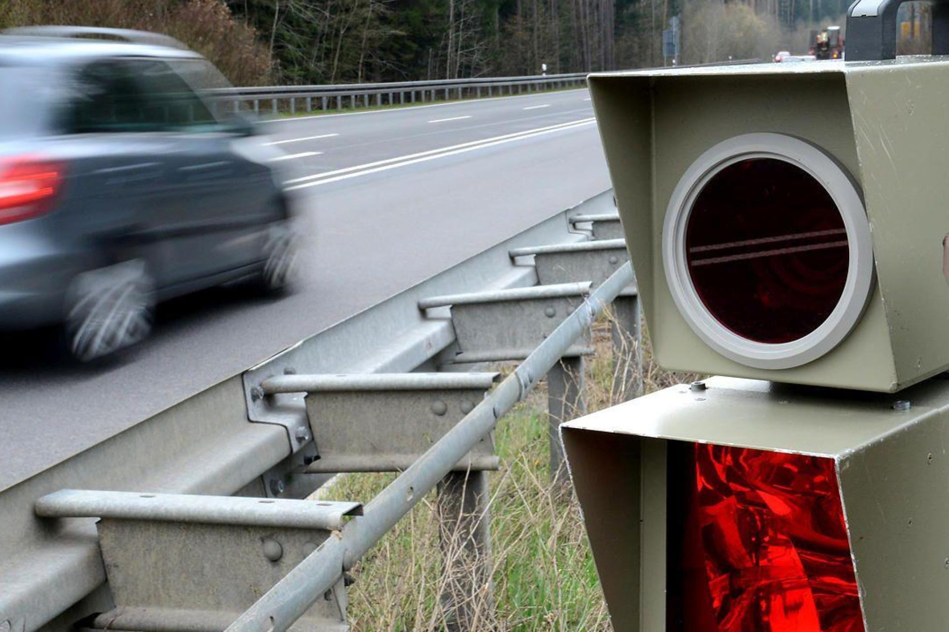 Ein unbekannter Täter hat am Freitagmorgen einen Blitzer zerstört. Die Polizei sucht Zeugen. (Symbolbild: Petra Hartl)