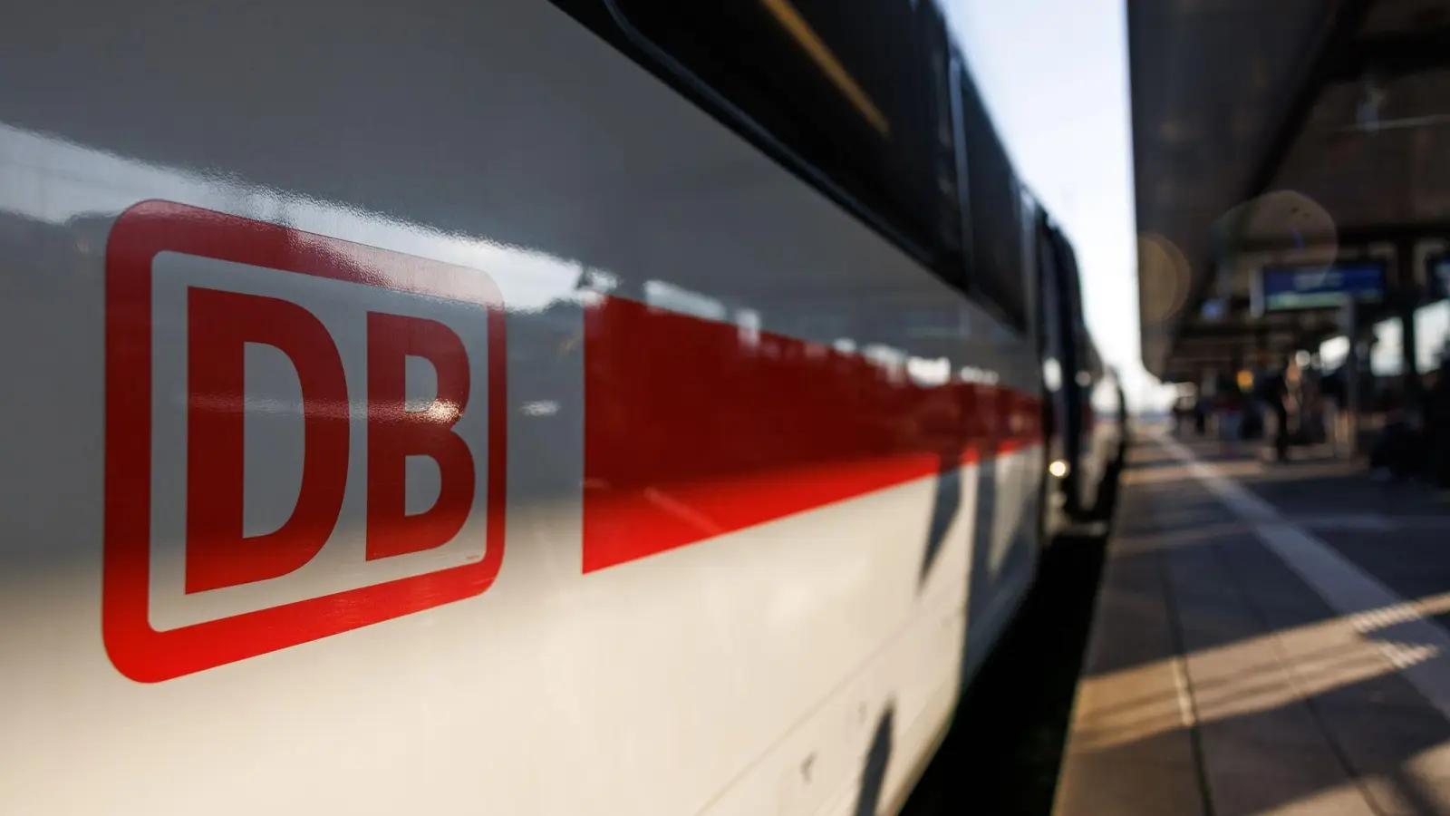 Mutter in Nürnberg, Tochter in Berlin: Eine Bahnreise wurde für eine Familie zur ganztägigen Odyssee (Symbolbild). (Bild: Daniel Karmann/dpa)