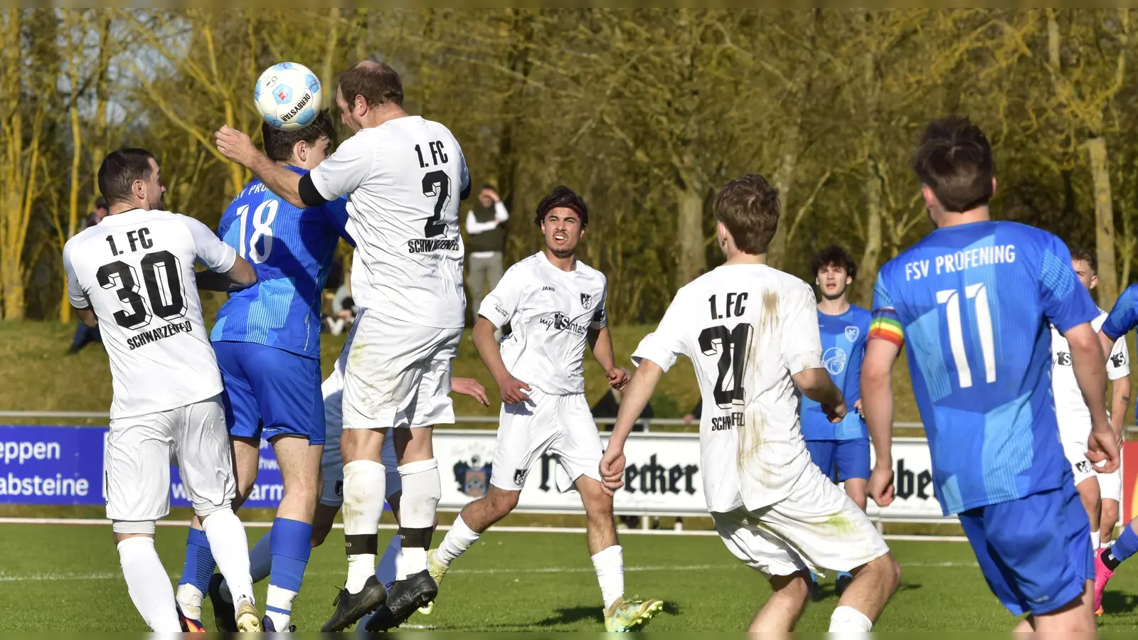 Der 1. FC Schwarzenfeld muss sich nicht mehr mit Gegnern wie dem FSV Prüfening auseinandersetzen. Der Vorsaisonaufsteiger wechselt zusammen mit dem SV Schwarzhofen in die Bezirksliga Nord.  (Archivbild: Hans Mark)