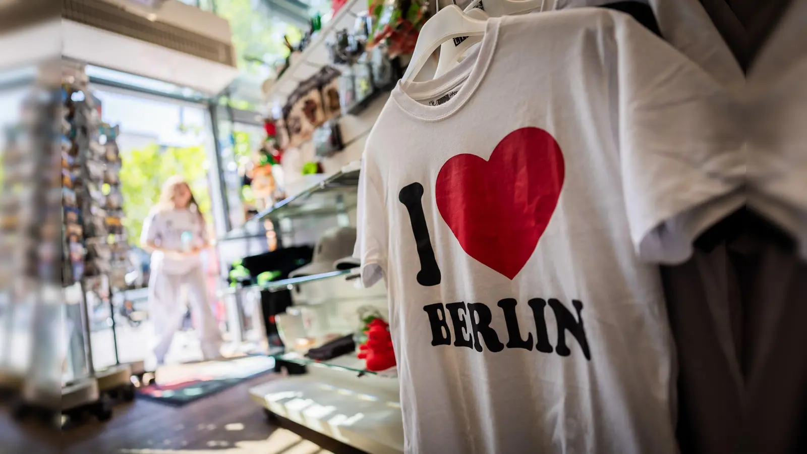 Die Kombination aus „I“ und einem Herz ist auf vielen T-Shirts zu finden.  (Bild: Christoph Soeder/dpa)