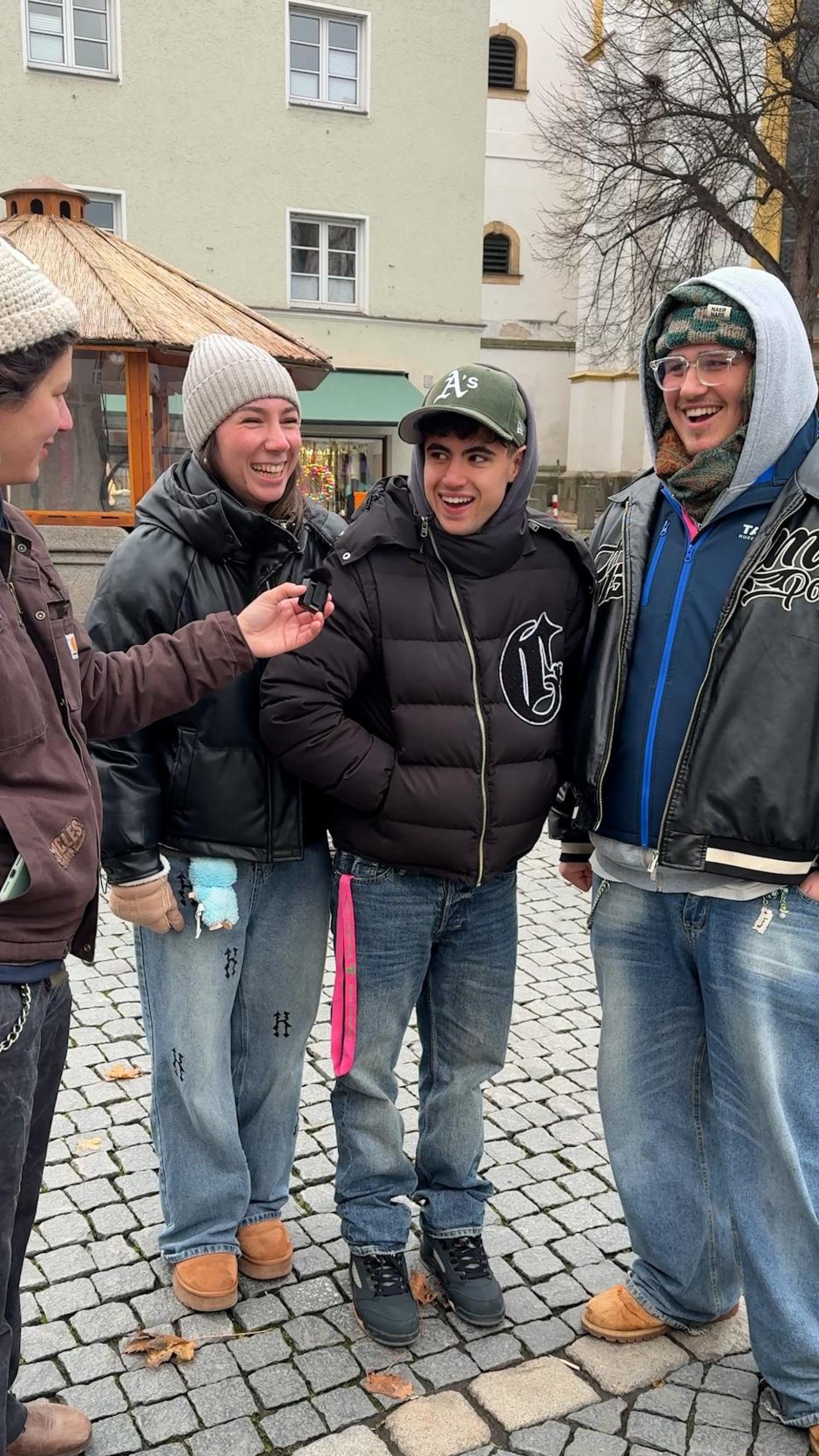 Jugendliche vor Ort: In der Weidener Fußgängerzone sprechen sie darüber, weshalb sie sich als glücklich sehen. (Bild: Gabi Schönberger)