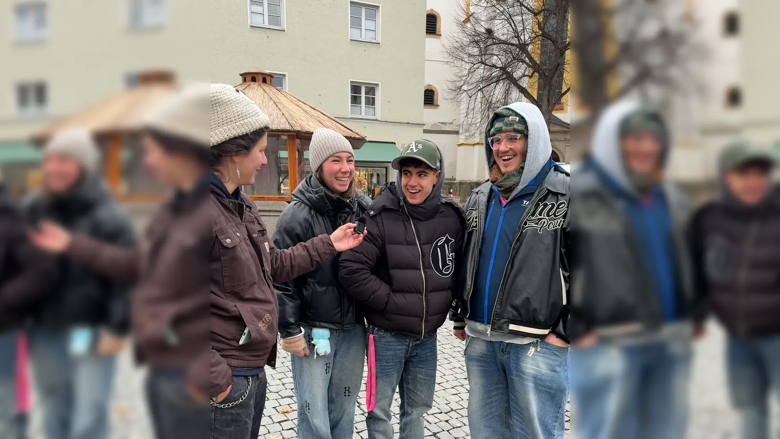 Jugendliche vor Ort: In der Weidener Fußgängerzone sprechen sie darüber, weshalb sie sich als glücklich sehen. (Bild: Gabi Schönberger)