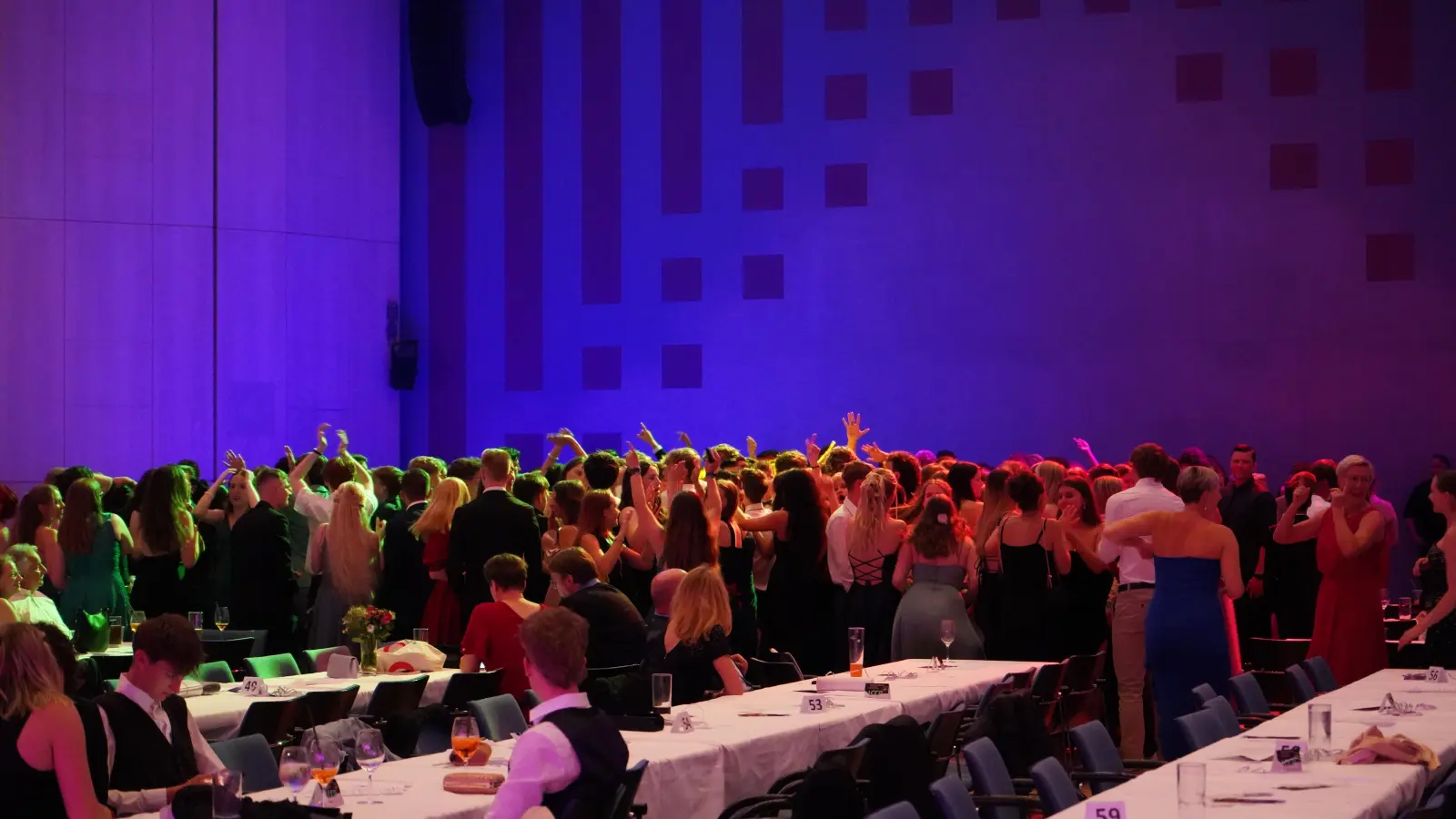 Die Gymnasien in Weiden feiern Abschlussball in der Max-Reger-Halle. (Archivbild: mcl)