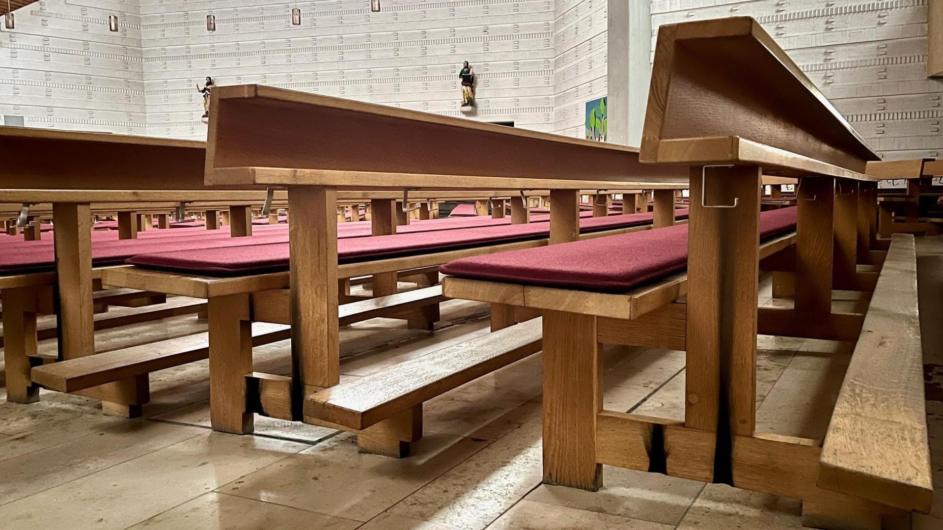 Ein Kind soll in der Kirche in Kirchenthumbach mehrmals versucht haben, Bänke anzuzünden.  (Bild: Gabi Schönberger)