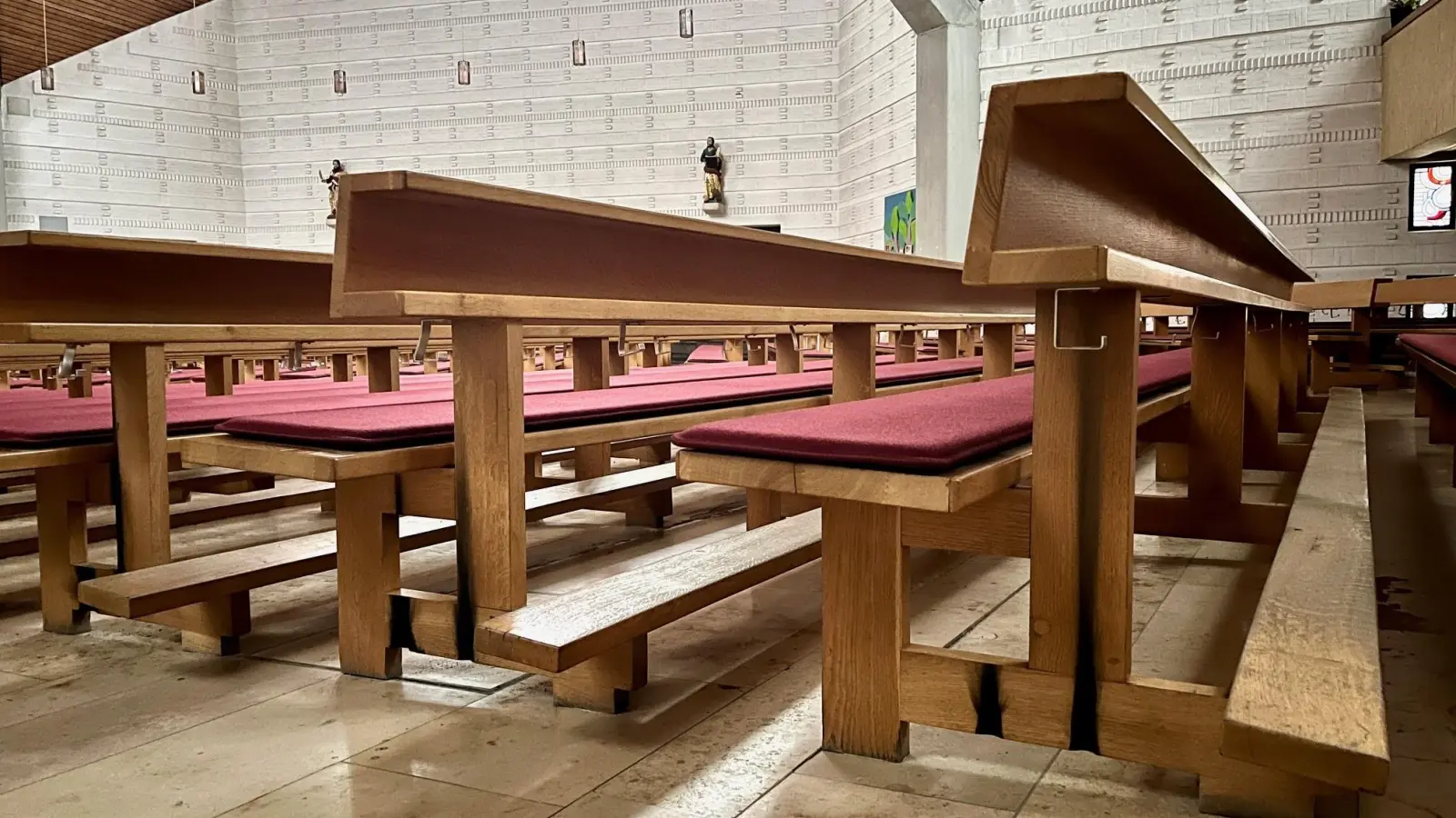 Ein Kind soll in der Kirche in Kirchenthumbach mehrmals versucht haben, Bänke anzuzünden.  (Bild: Gabi Schönberger)