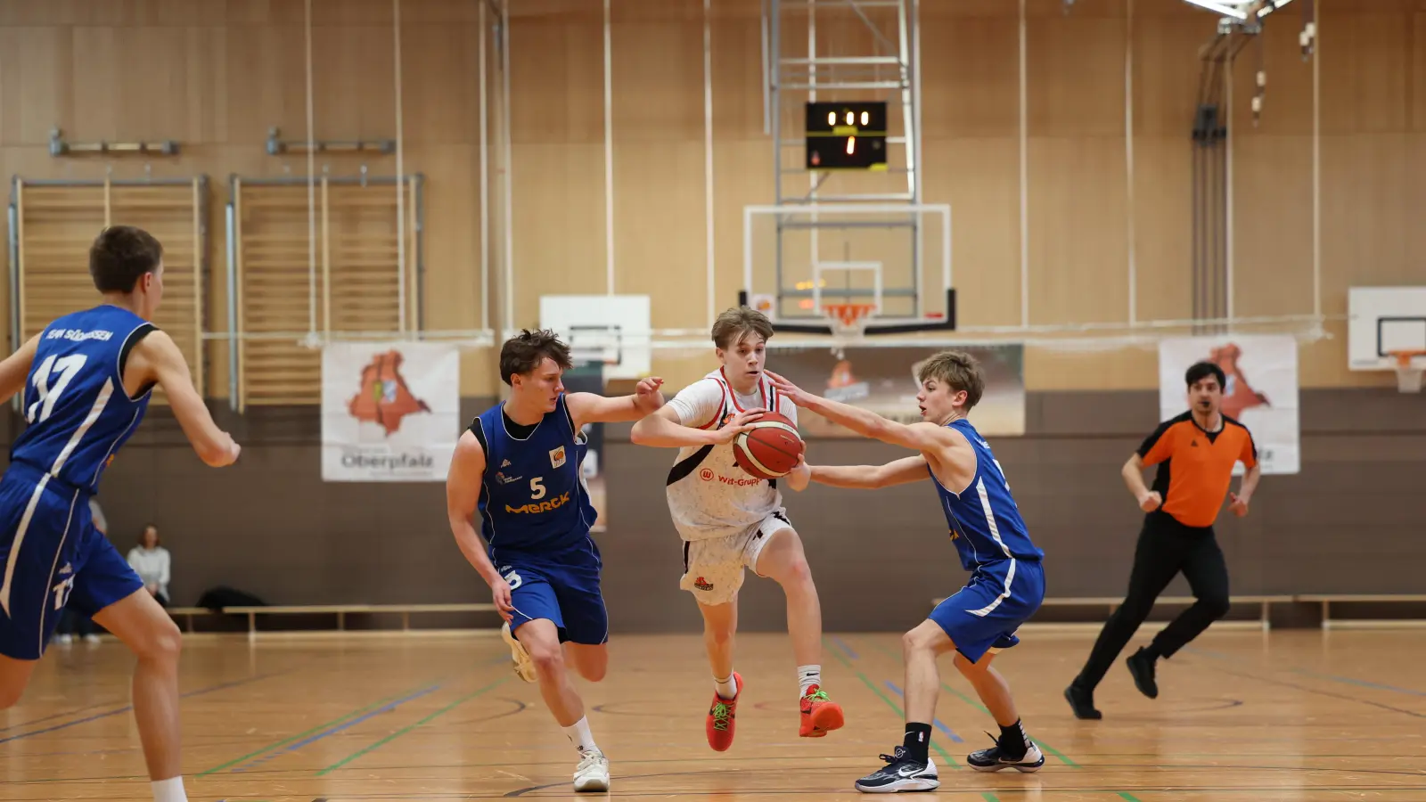 Justus Reintjes (Mitte) und die Oberpfälzer Basketballer setzten sich gegen Weiterstadt durch. (Bild: Dieter Jäschke)