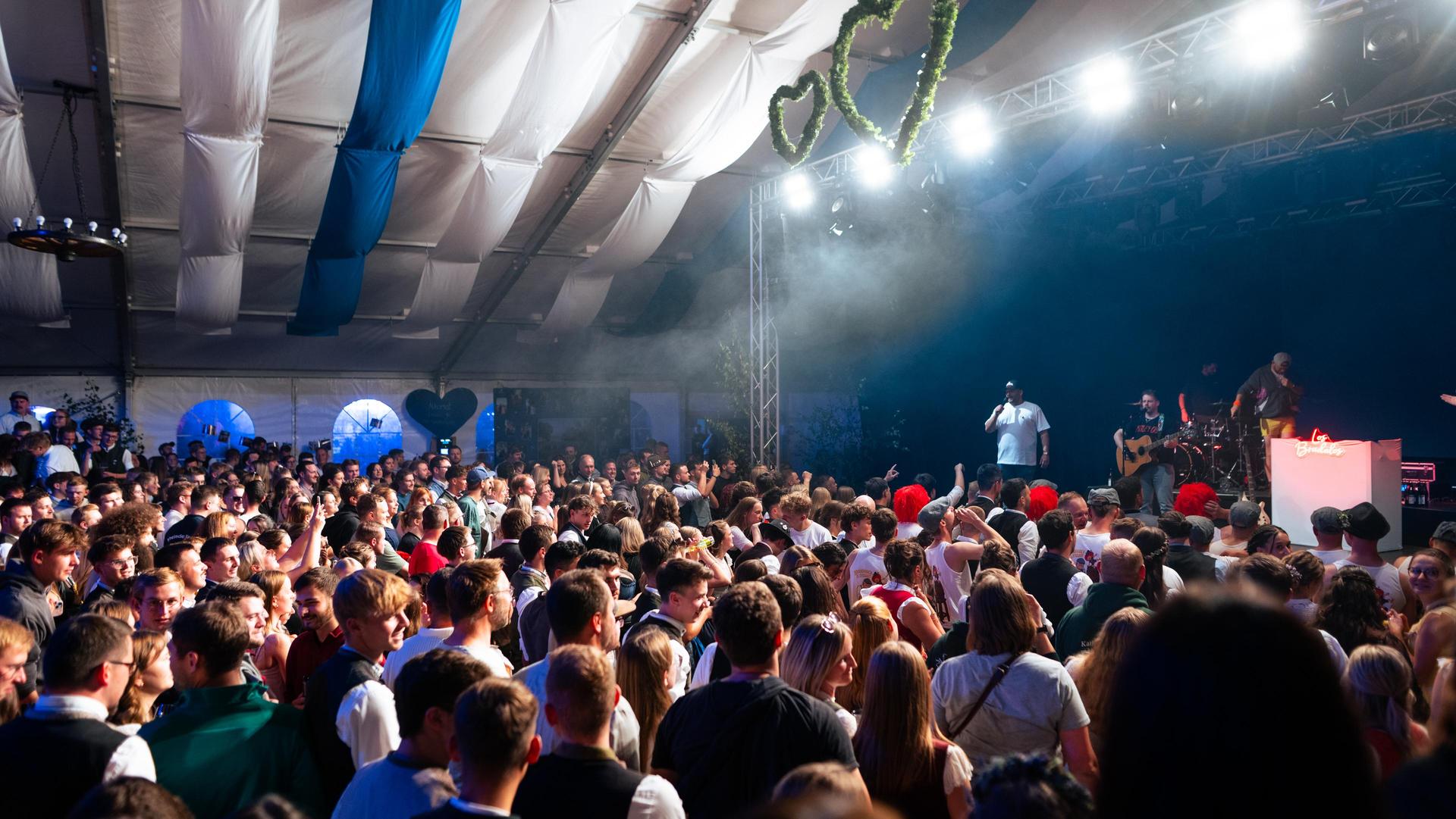 Sonntagabend auf der Pfreimder Kirwa. (Bild: Hannes Stock)