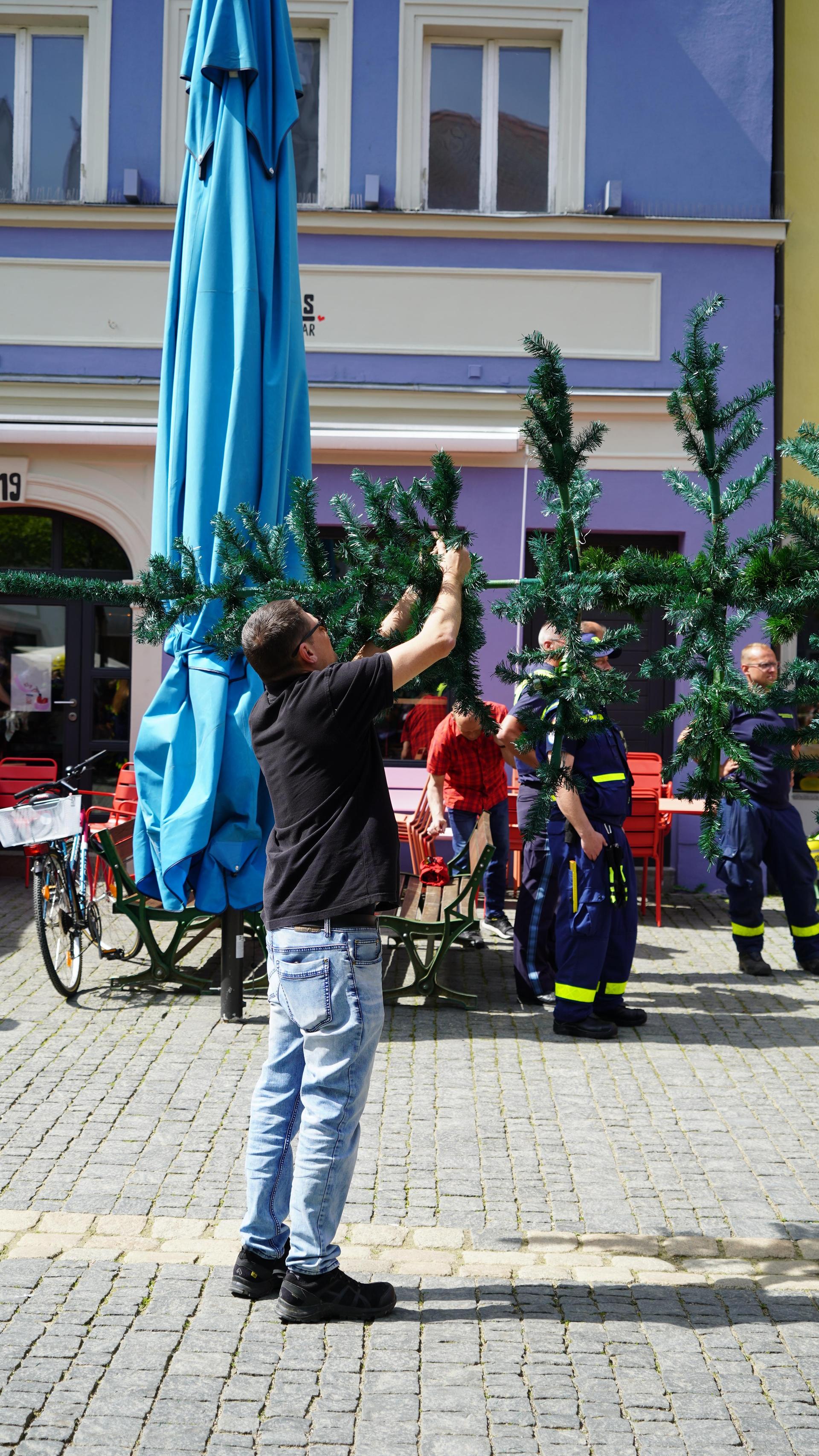 So war das Maibaumaufstellen in Weiden. (Bild: mcl)