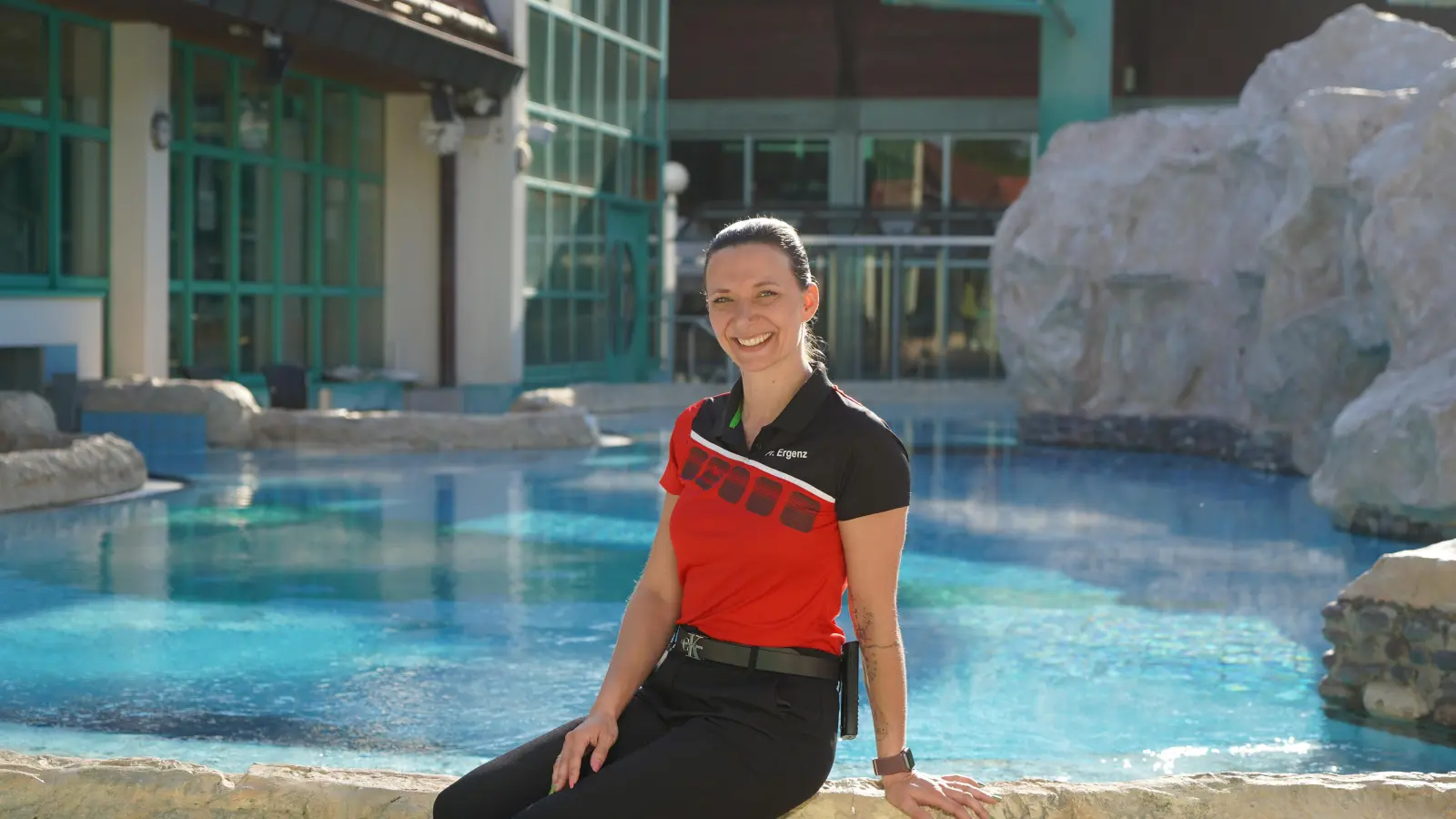 Corina Ergenz vor dem Außenbereich der Therme. (Bild: knz)