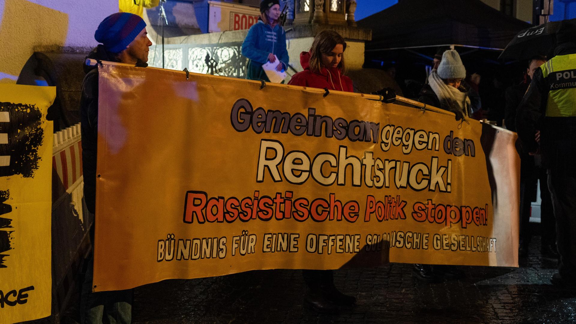 Bei der Demo gegen Rechts haben sich tausende Menschen zu einem Protestmarsch durch Weiden versammelt. (Bild: knz)