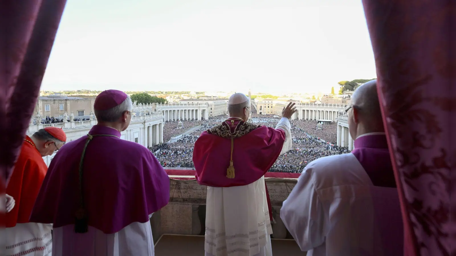 Robert Francis Prevost aus Chicago ist der neue Papst. Vom Balkon des Petersdoms aus begrüßte er nach dem Konklave mehr als 100.000 Menschen.  (Bild: Vatican Media/IPA via ZUMA Press/dpa)