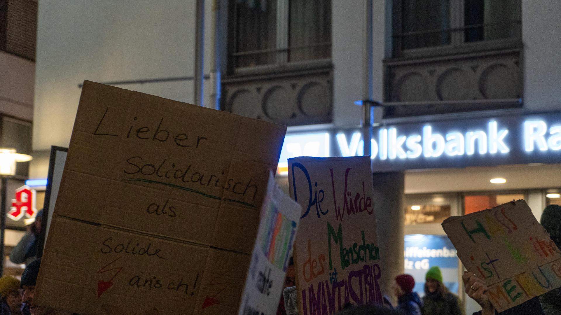 Bei der Demo gegen Rechts haben sich tausende Menschen zu einem Protestmarsch durch Weiden versammelt. (Bild: knz)