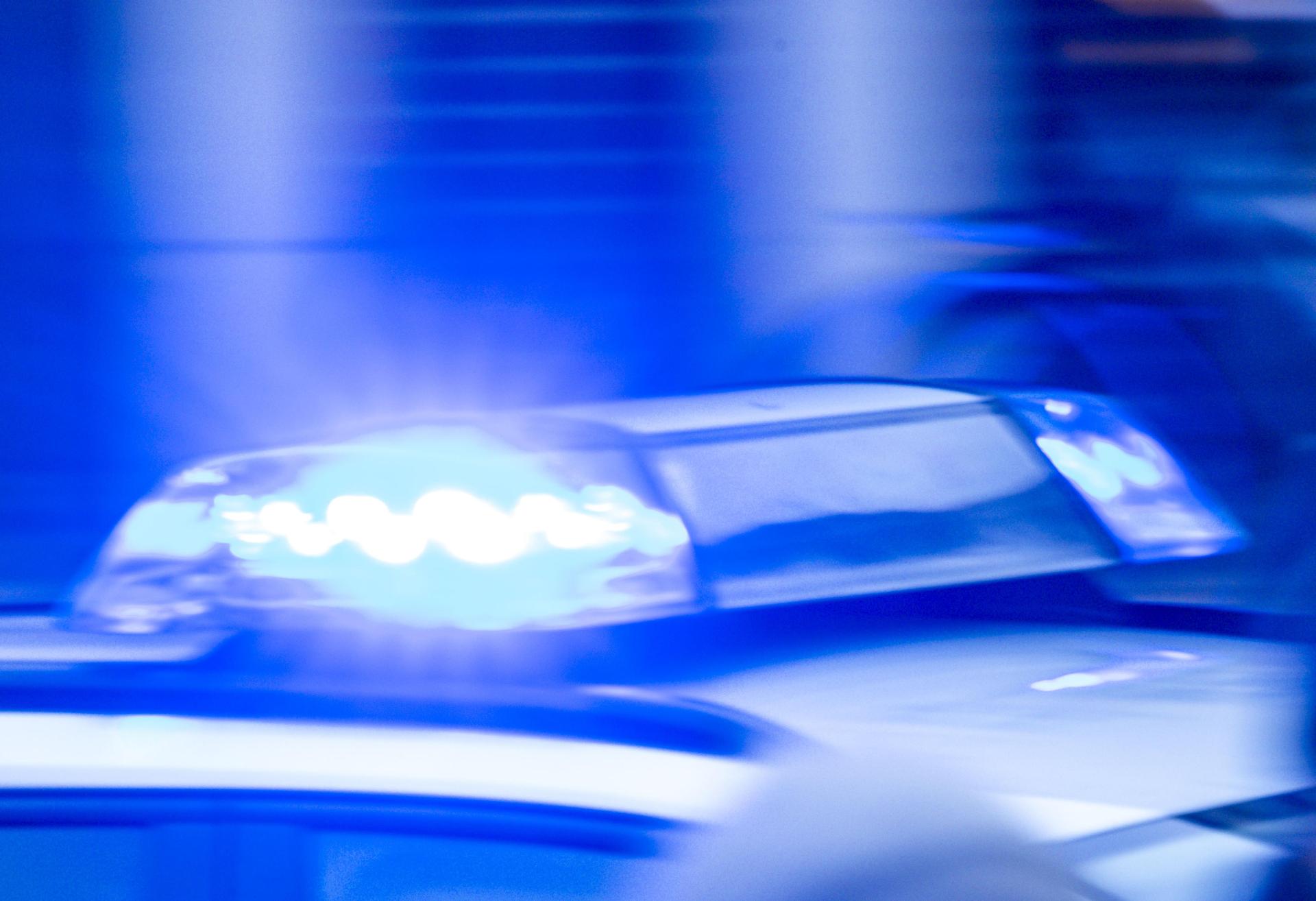 Eine Frau wurde schwer verletzt, ihr Ehemann wurde vorläufig festgenommen, die Polizei ermittelt. (Symbolbild: Jens Büttner)