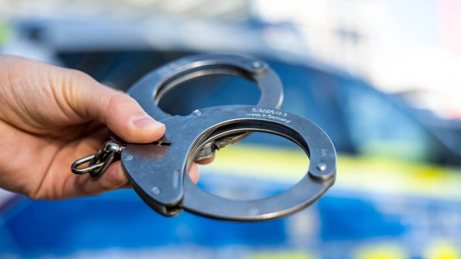 Die Bundespolizei Waidhaus zieht Bilanz: Am Wochenende wurden mehrere Haftbefehle vollstreckt und zahlreiche Drogen sowie Waffen sichergestellt. (Symbolbild: David Inderlied/dpa)