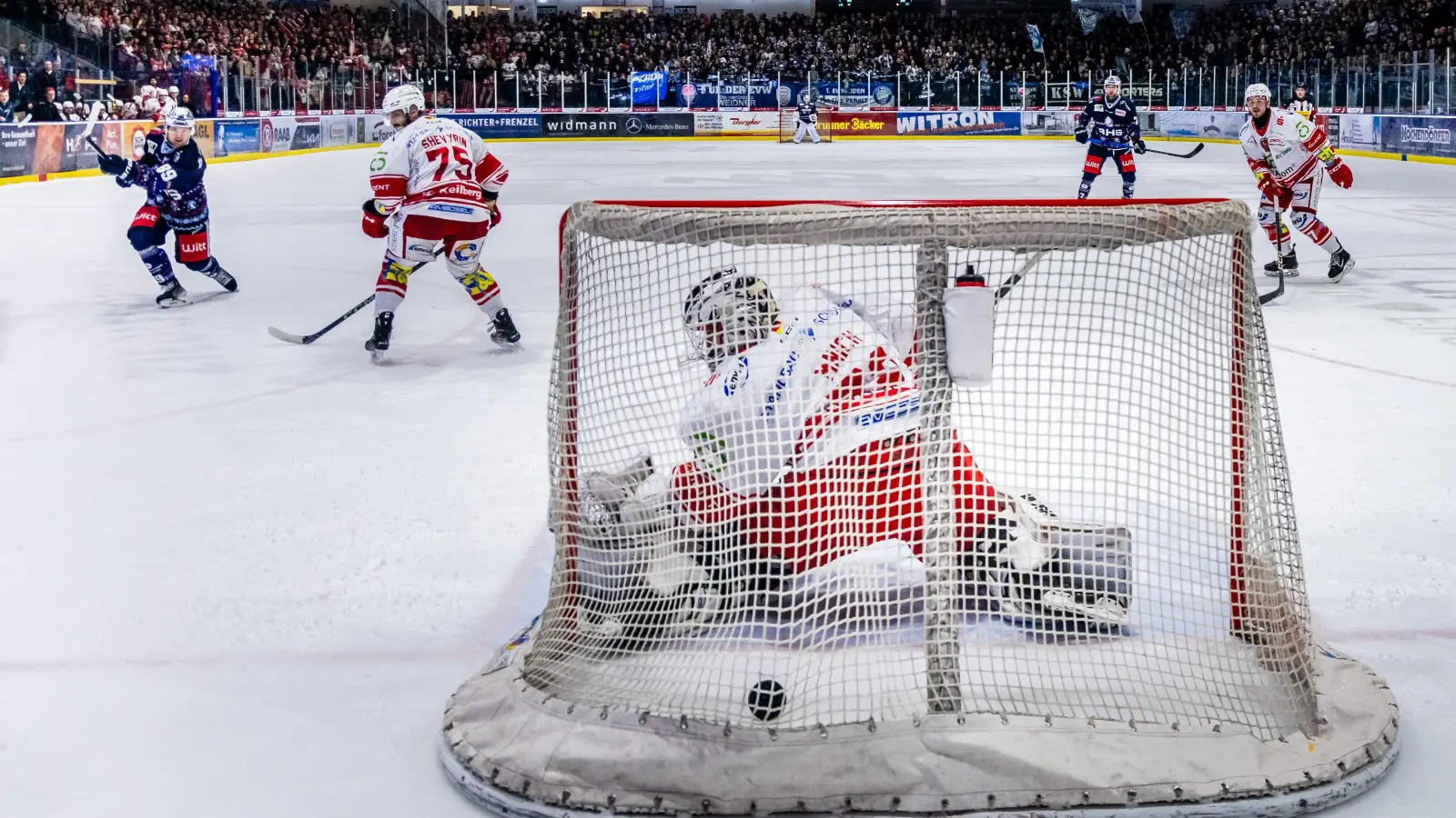 Unwiderstehlich: Tyler Ward (links) hämmert im Powerplay die Scheibe zum zwischenzeitlichen 6:0 in die Maschen des Crimmitschauer Gehäuses. (Bild: Tobias Neubert)