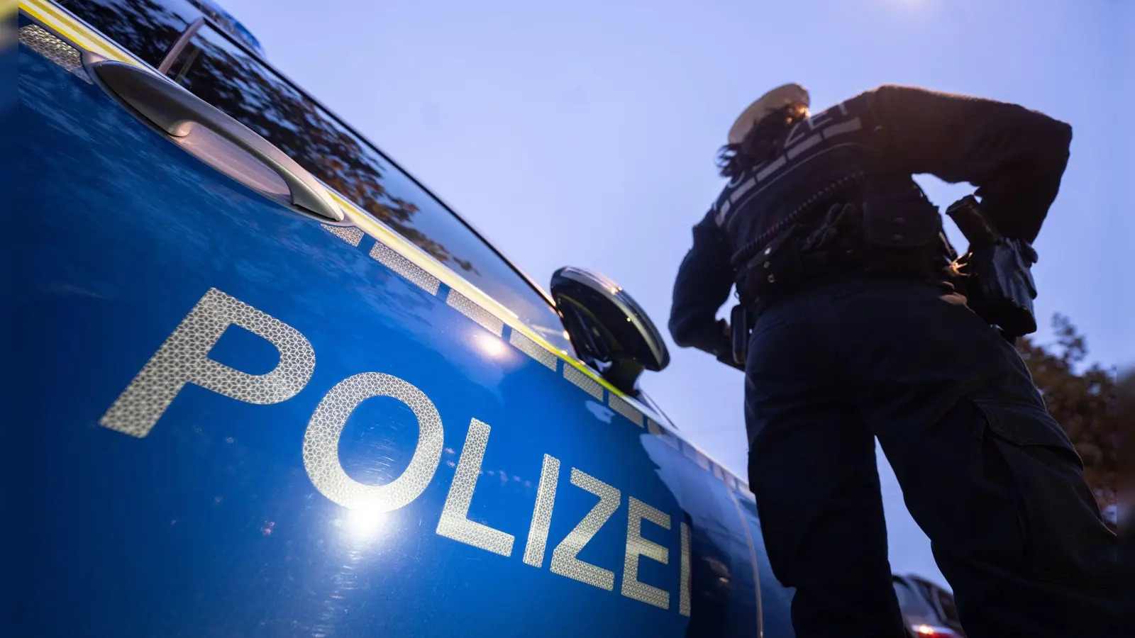 Zwei Mitbewohner sind in Nabburg heftig in Streit geraten. Einer von ihnen soll mit einer Schusswaffe hantiert haben. (Symbolbild: Marijan Murat/dpa)