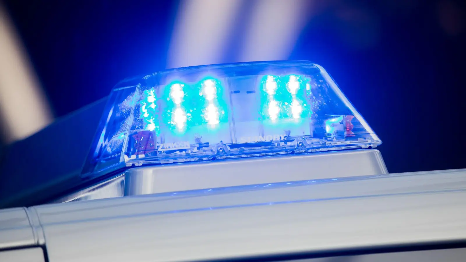 Ein Motorradfahrer hat sich in Grafenwöhr bei einem Ausweichmanöver leicht verletzt, nachdem ein Radfahrer plötzlich auf die Fahrbahn gefahren war. (Symbolbild: Rolf Vennenbernd/dpa)