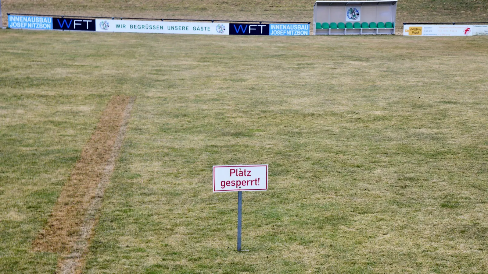 Archivbild eines gesperrten Fußballplatzes. So oder so ähnlich dürfte es auch beim SV Mitterteich und bei der SpVgg SV Weiden aussehen. (Bild: zg)