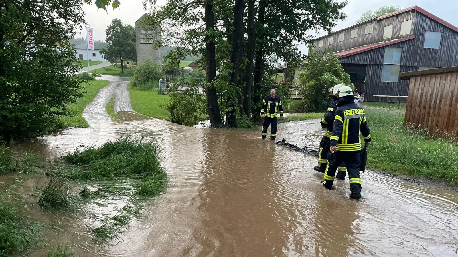 Die Feuerwehr Floß rückte seit Fronleichnam mehrmals in den Flosser Ortsteil Hardtheim aus. Die starken Regenfälle sorgten für überschwemmte Fahrbahnen und Gehwege. (Bild: Feuerwehr Floß/exb)