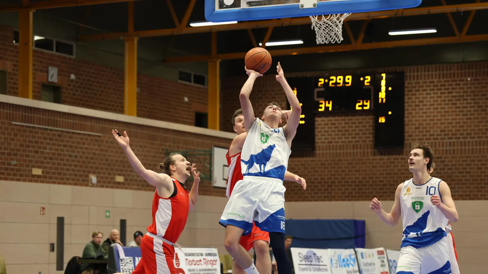 Jonas Herold von den Weiden SEC Baskets (am Ball, Szene aus einem früheren Spiel) beim Abschluss. Gegen TTL Basketball Bamberg 2 holten sich die Weidener den nächsten Sieg.  (Archivbild: Dieter Jäschke)