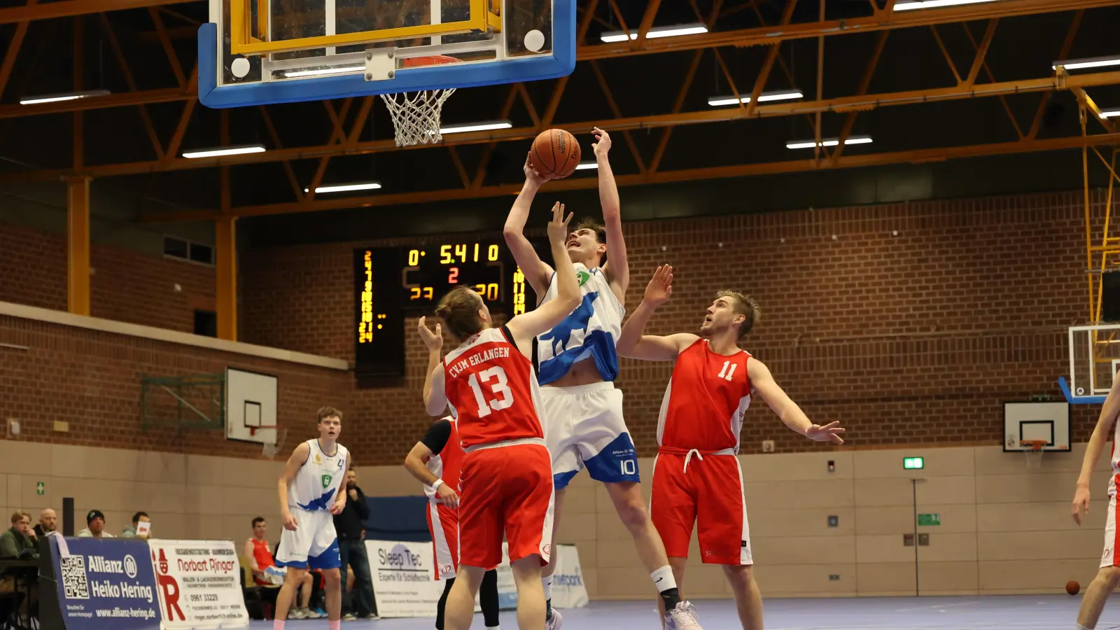 Die SEC Baskets Weiden verloren ihr Spiel bei CVJM Erlangen. Im Bild eine Szene aus dem Hinspiel mit dem Weidener Marc Deinlein (Mitte). (Archivbild: Dieter Jäschke)