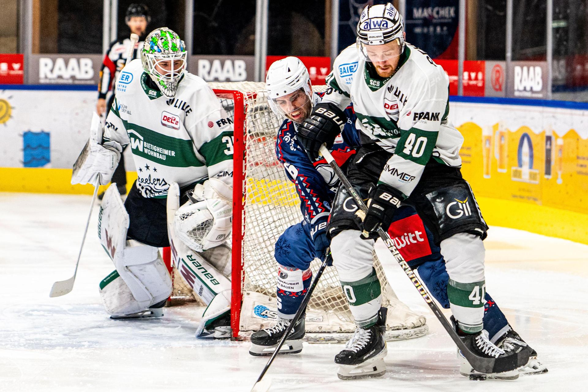 Ein Allrounder für alle Fälle: Der diesmal als Stürmer aufgebotene Verteidiger Manuel Edfelder von den Blue Devils Weiden im Duell mit den Bietigheimern Tim Schüle (rechts) und Goalie Olafr Schmidt. (Bild: Elke Englmaier)